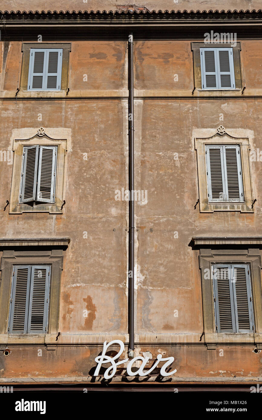 Un Bar segno su un edificio di Roma, Italia. A differenza di alcuni luoghi nel mondo un Bar è dove vi piacerebbe andare a comprare un caffè in Italia, alcuni non vendere alcool ma th Foto Stock