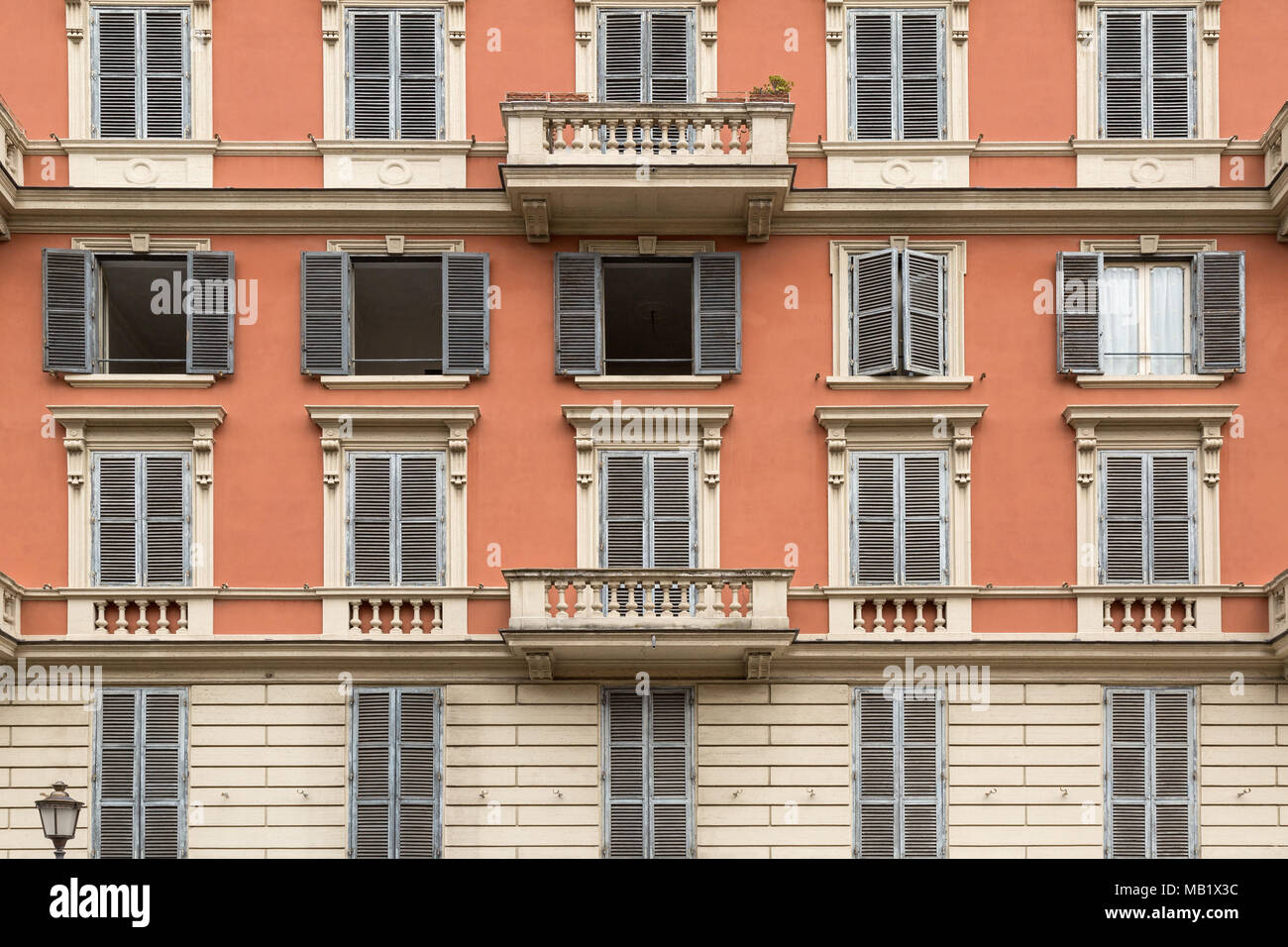Le finestre e le persiane su un edificio con pareti di terracotta vicino a Piazza San Pietro a Roma, Italia. Foto Stock