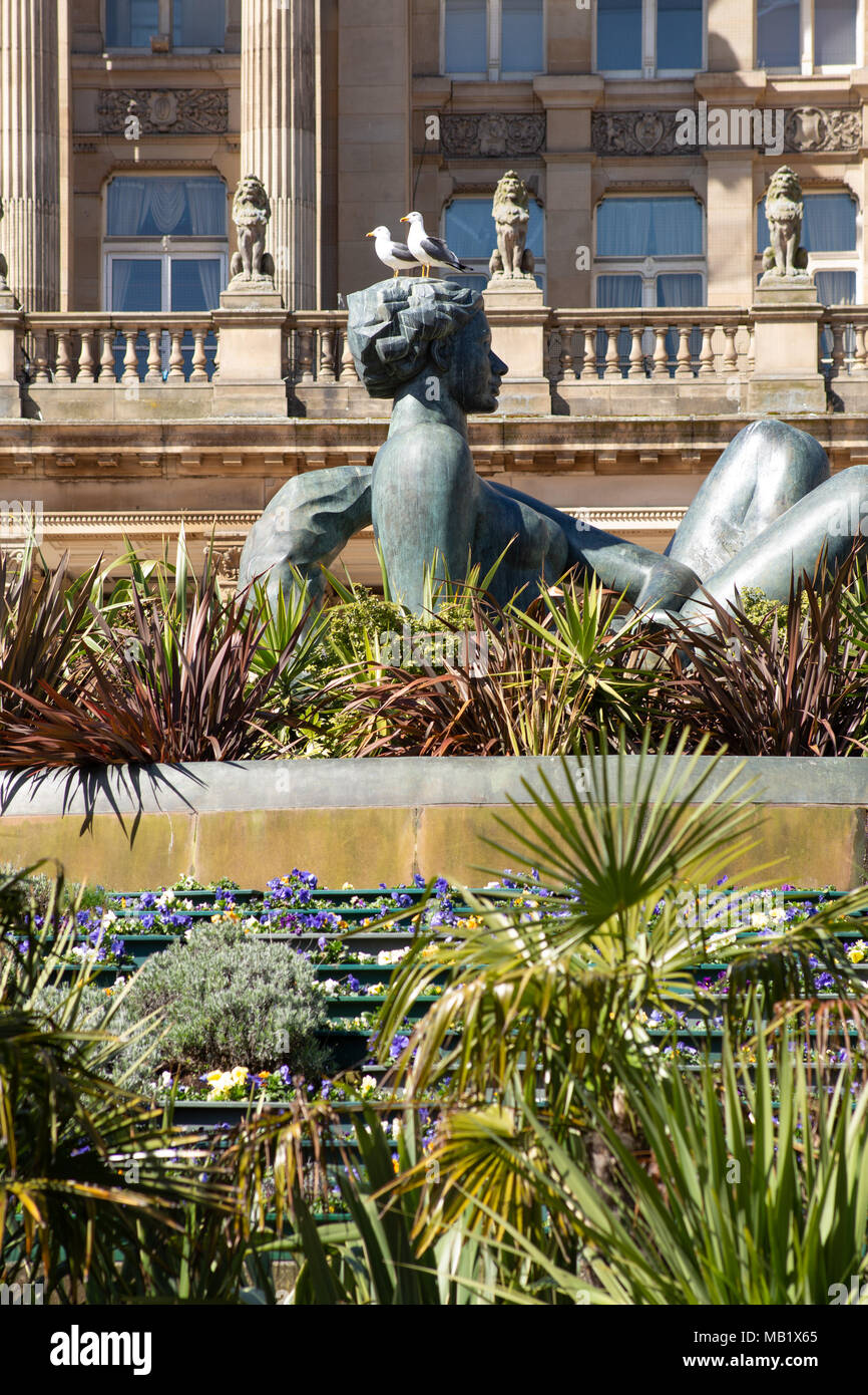 Due gabbiani seduto sulla sommità della statua in Victoria Square, Birmingham City Centre. La statua è affettuosamente conosciuto come il Floozie nella Jacuzzi Foto Stock