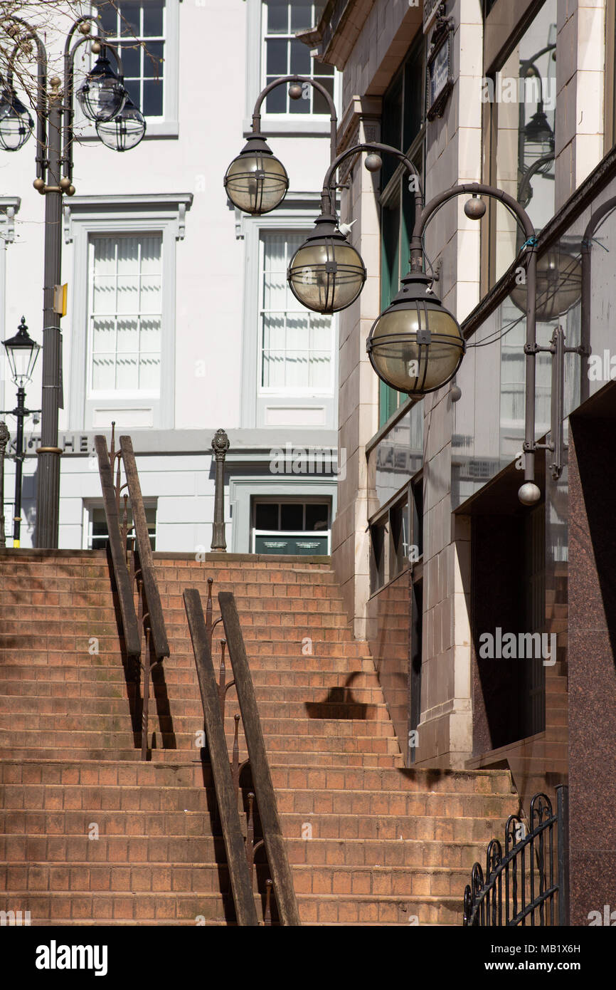 Le fasi che portano dalla strada nuova a Waterloo Street in Victoria Square, il centro della città di Birmingham, Inghilterra, Regno Unito Foto Stock
