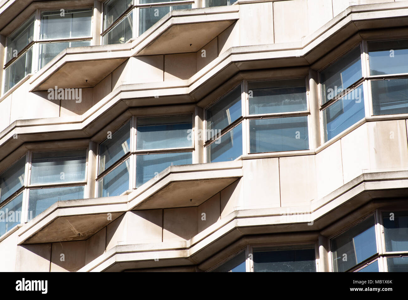 Grosvenor House costruito nel 1953 si trova in New Street, Birmingham, Regno Unito. Un edificio a zig zag in stile art deco per formare. Foto Stock