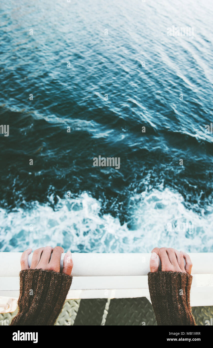 Donna mani sopra vista mare su nave traghetto stile di vita viaggio avventura concetto vacanze outdoor concept emozionale acqua Sfondo oceano Foto Stock