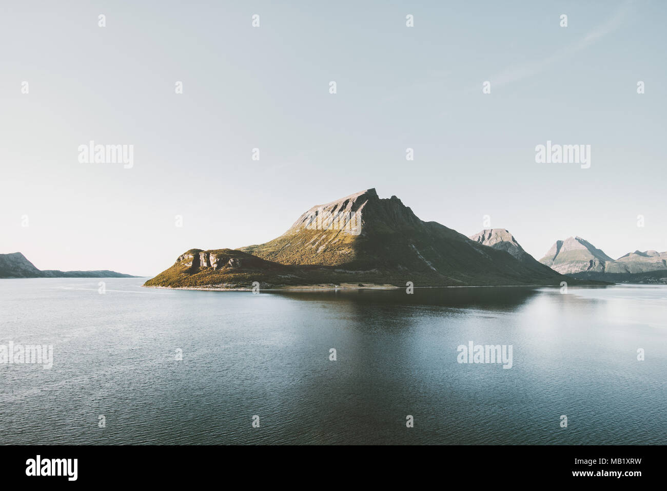 Le montagne e il mare il paesaggio dei fiordi in Norvegia paesaggio Viaggi natura scandinavo belle destinazioni stile minimal scenario Foto Stock