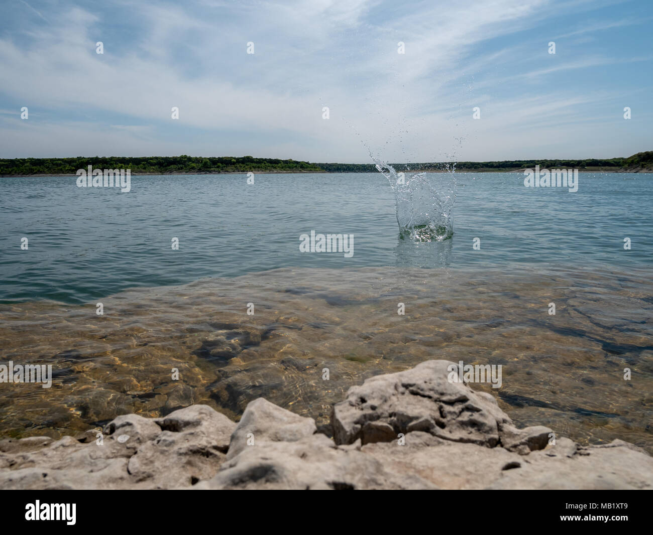 Vista di una grande Splash sul grande lago con cieli chiari Foto Stock