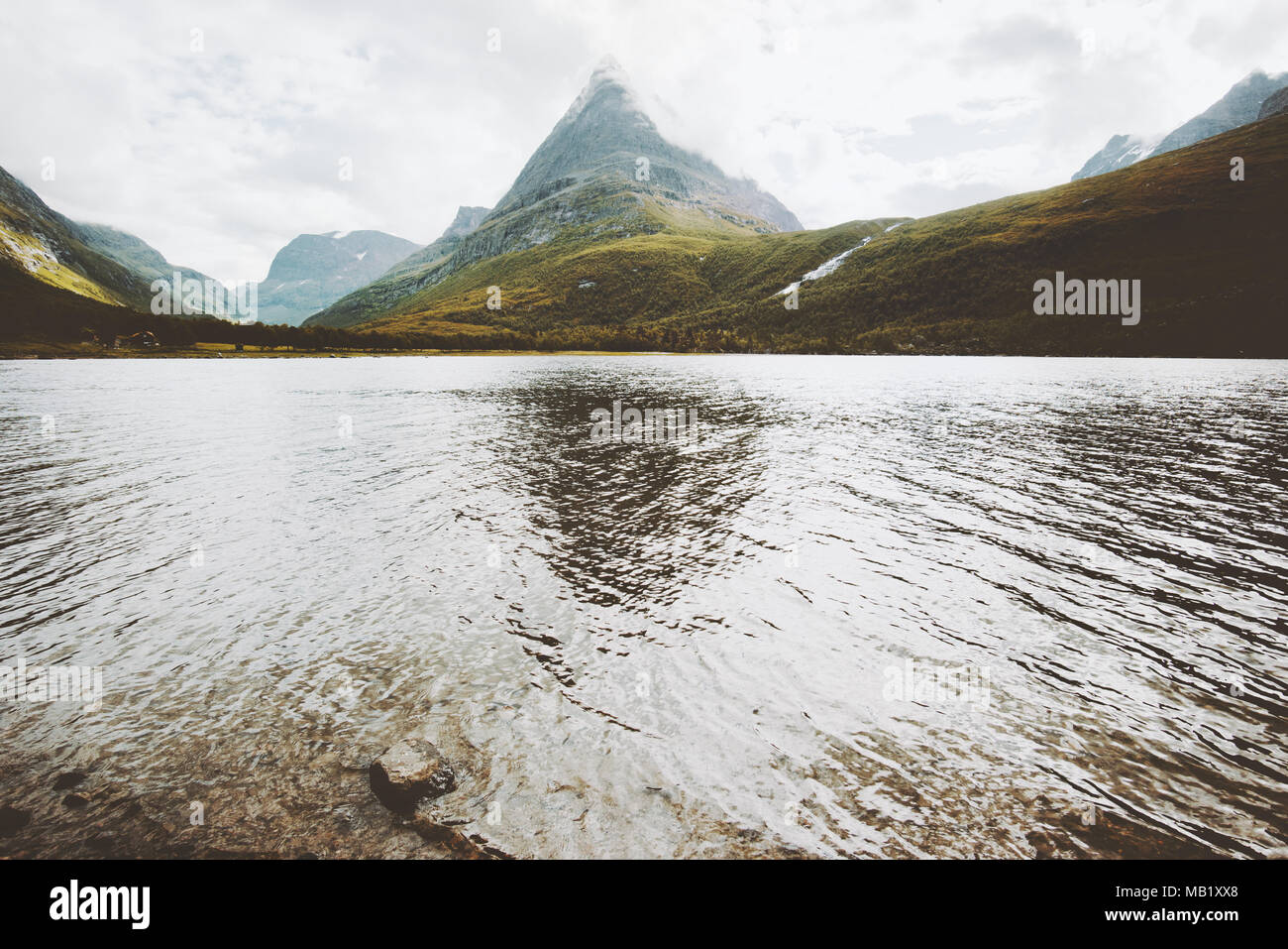 Trollheimen picco di montagna e lago di riflessione a specchio del paesaggio in Norvegia paesaggio Viaggi natura scandinavo Innerdalen Foto Stock