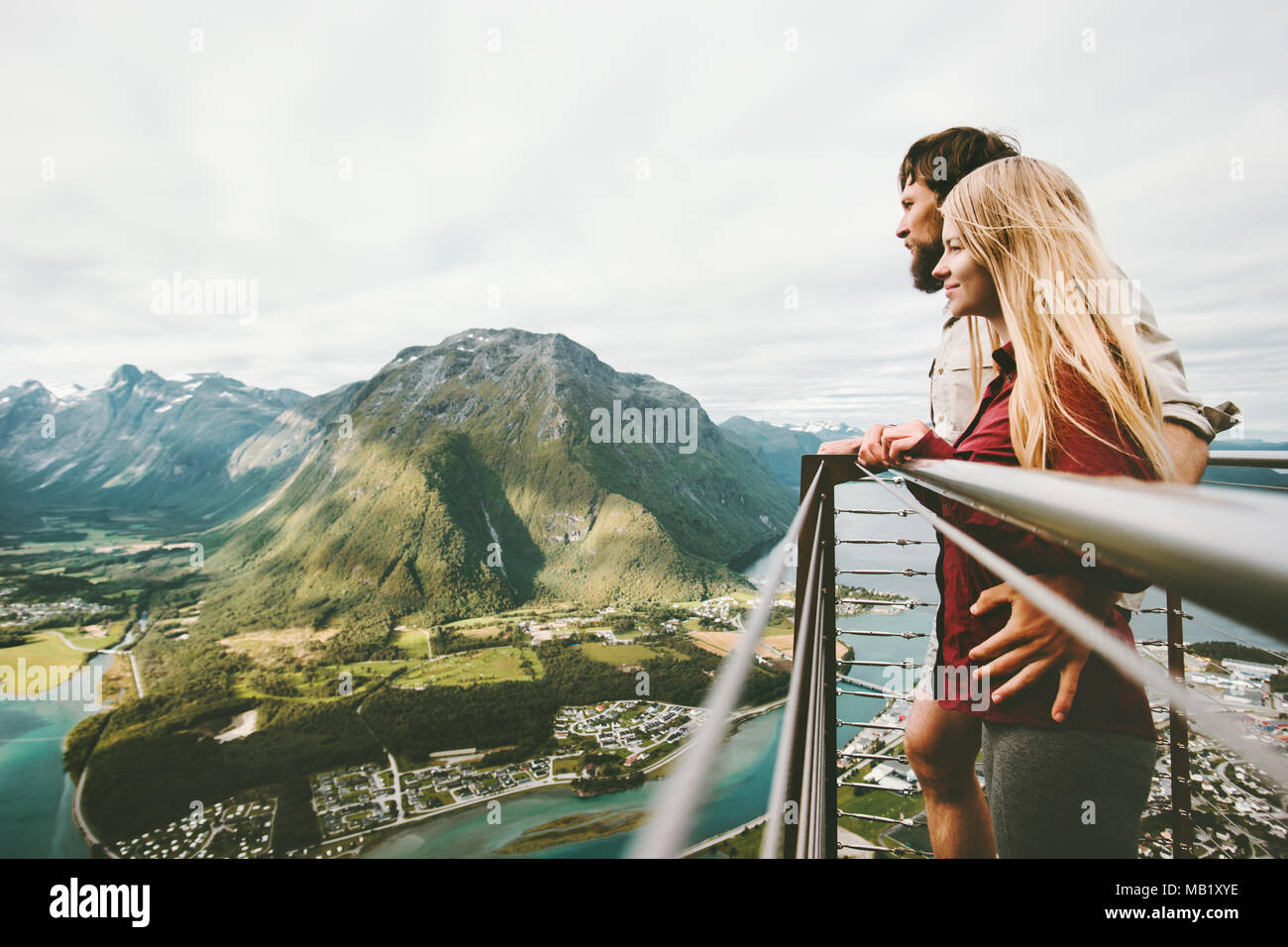 Matura in amore godendo di vista montagne che viaggiano insieme allo stile di vita Vacanze avventura in Norvegia Rampestreken viewpoint Foto Stock
