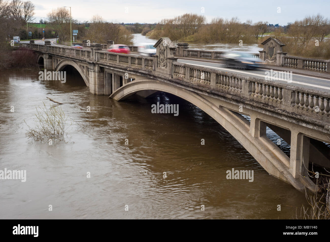 Storica del xviii secolo passerella e XX secolo ponte stradale a Atcham, Shropshire, Inghilterra più inondati fiume Severn in primavera Foto Stock