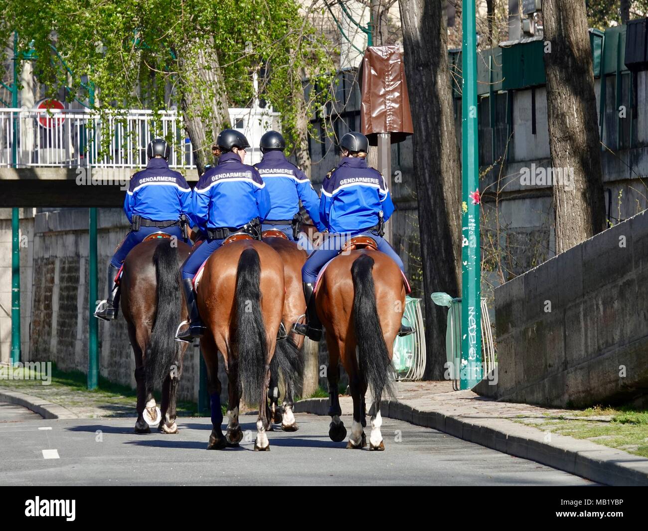 quattro-gendarmi-a-cavallo-pattugliano-le-parc-rives-de-seine-parigi-francia-mb1ybp.jpg