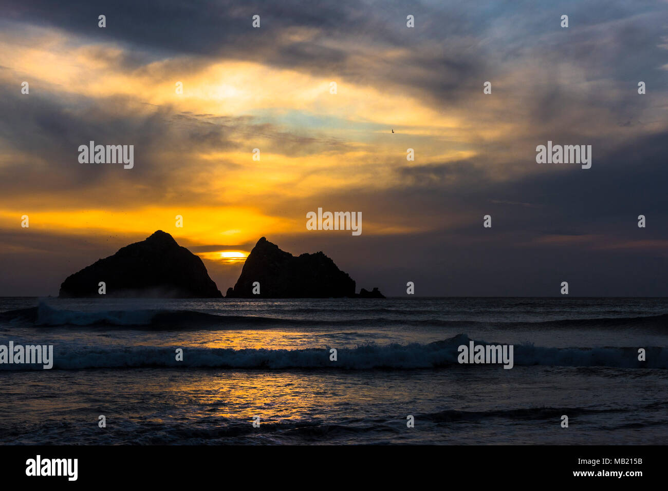 Holywell Bay, Cornwall, Regno Unito. 5 aprile 2018. Regno Unito - previsioni del tempo - Un bellissimo tramonto sull'iconica del Carter le rocce in un deserto Holywell Bay in Cornovaglia.. Credito: Gordon Scammell/Alamy Live News Foto Stock