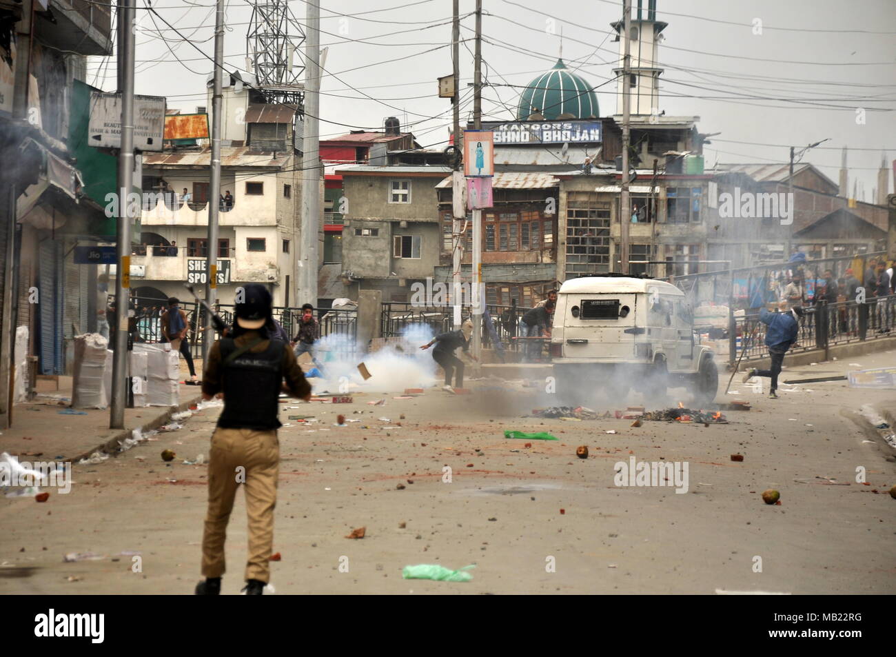 Pietra pesante della concia scoppiata a Lal Chowk srinagar su Aprile 05,2018.scontri escalation in molte parti del Kashmir contro i recenti massacri compresi i ribelli e i civili dalle forze del governo nel sud del kashmir Shopian district su Aprile 01,2018. Foto Stock