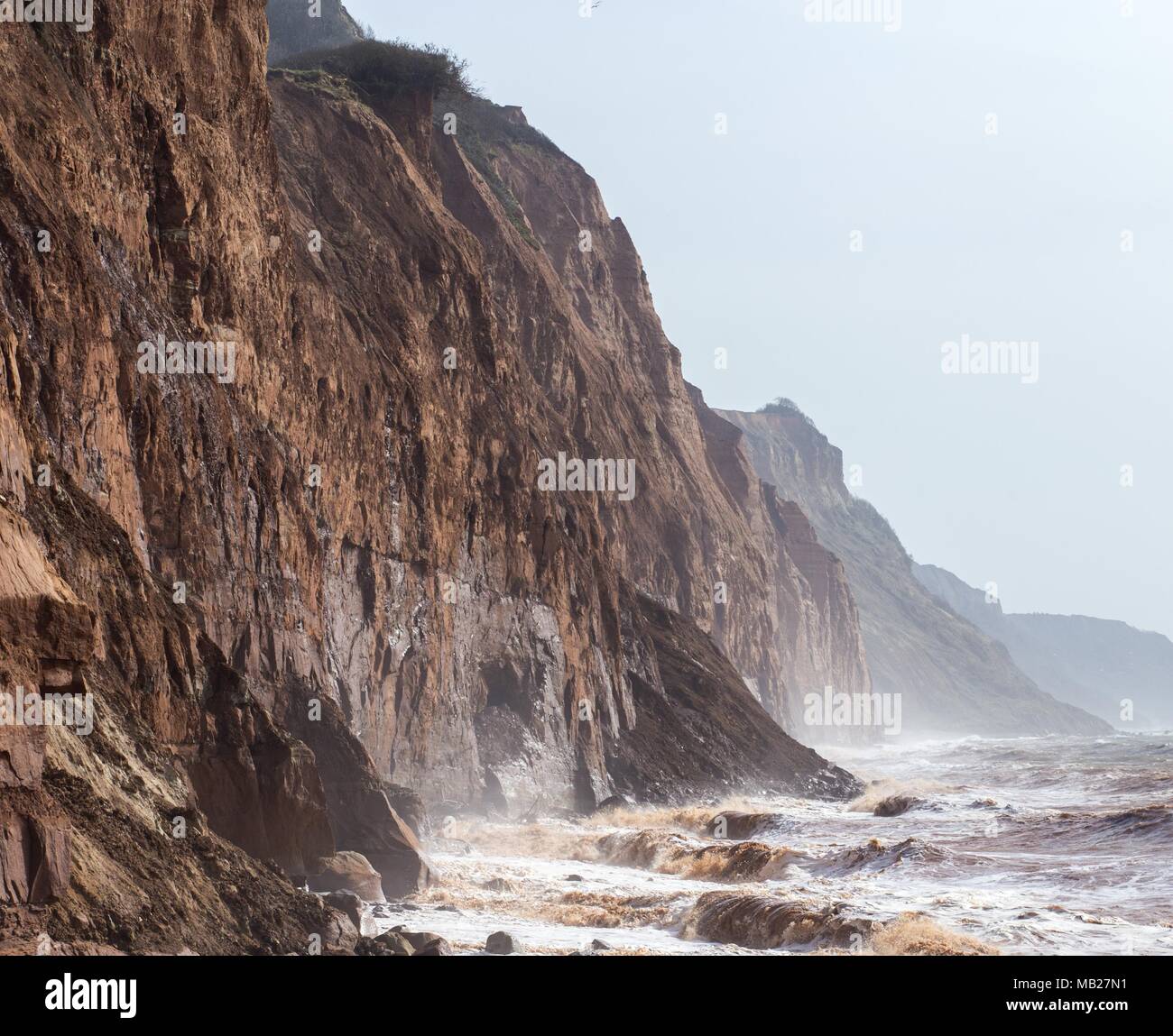 Sbriciolare scogliere a Sidmouth, nel Devon, su Jurassic Coast. Regolare di roccia cade hanno de-stabilizzare tutta la scogliera a punto Pennington. Foto Stock