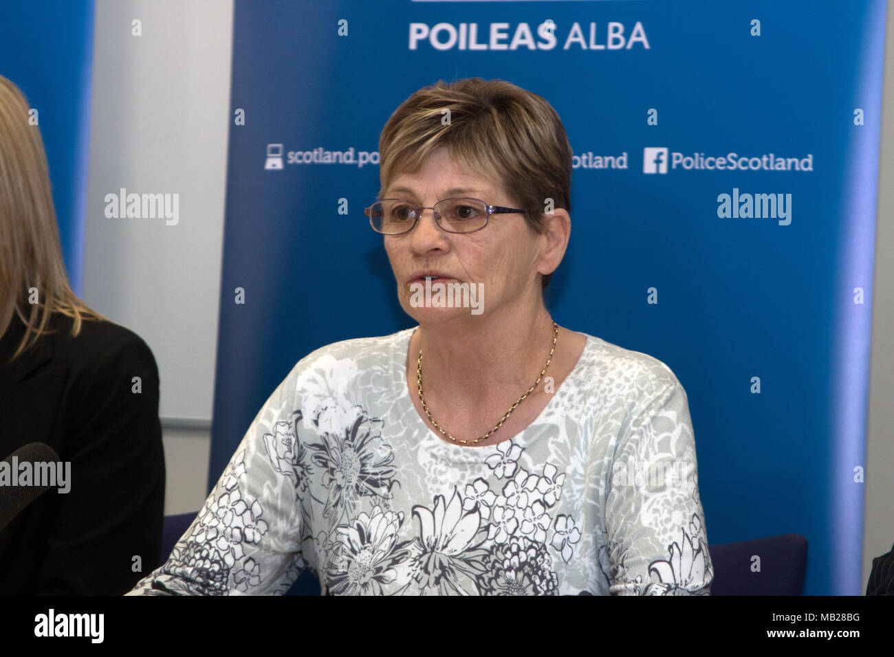 Paisley, Regno Unito. 6 Aprile, 2018. Nella foto è Julie della madre, Margaret Hanlon. La polizia la Scozia ha tenuto una conferenza stampa in un appello per raccogliere informazioni per aiutare a trovare il 47-anno-vecchio, Julie Reilly, una persona mancante ultimo visto in Govan, Glasgow, intorno alle 5 di sera di martedì 6 febbraio. Detective Ispettore Capo Mark Bell e Ispettore Capo Alan Bowater fornito una panoramica dell'indagine in corso. Una dichiarazione per la famiglia era dato da Julie della madre, Margaret Hanlon (69), e Julie la sorella minore, Lynne Bryce (36). Credito: Iain McGuinness/Alamy Live News Foto Stock