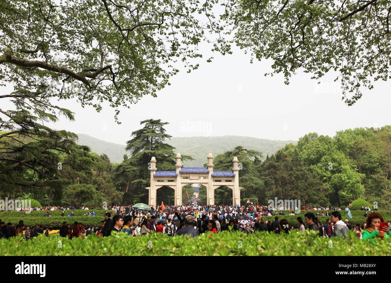 (180406) -- NANJING, 6 aprile 2018 (Xinhua) -- turisti visitano Dr. Sun Yat-sen il mausoleo in Nanjing, a est della capitale cinese della provincia di Jiangsu, 6 aprile 2018, durante i tre giorni di Festival di Qingming vacanza. (Xinhua/Liu Jianhua) (xzy) Foto Stock