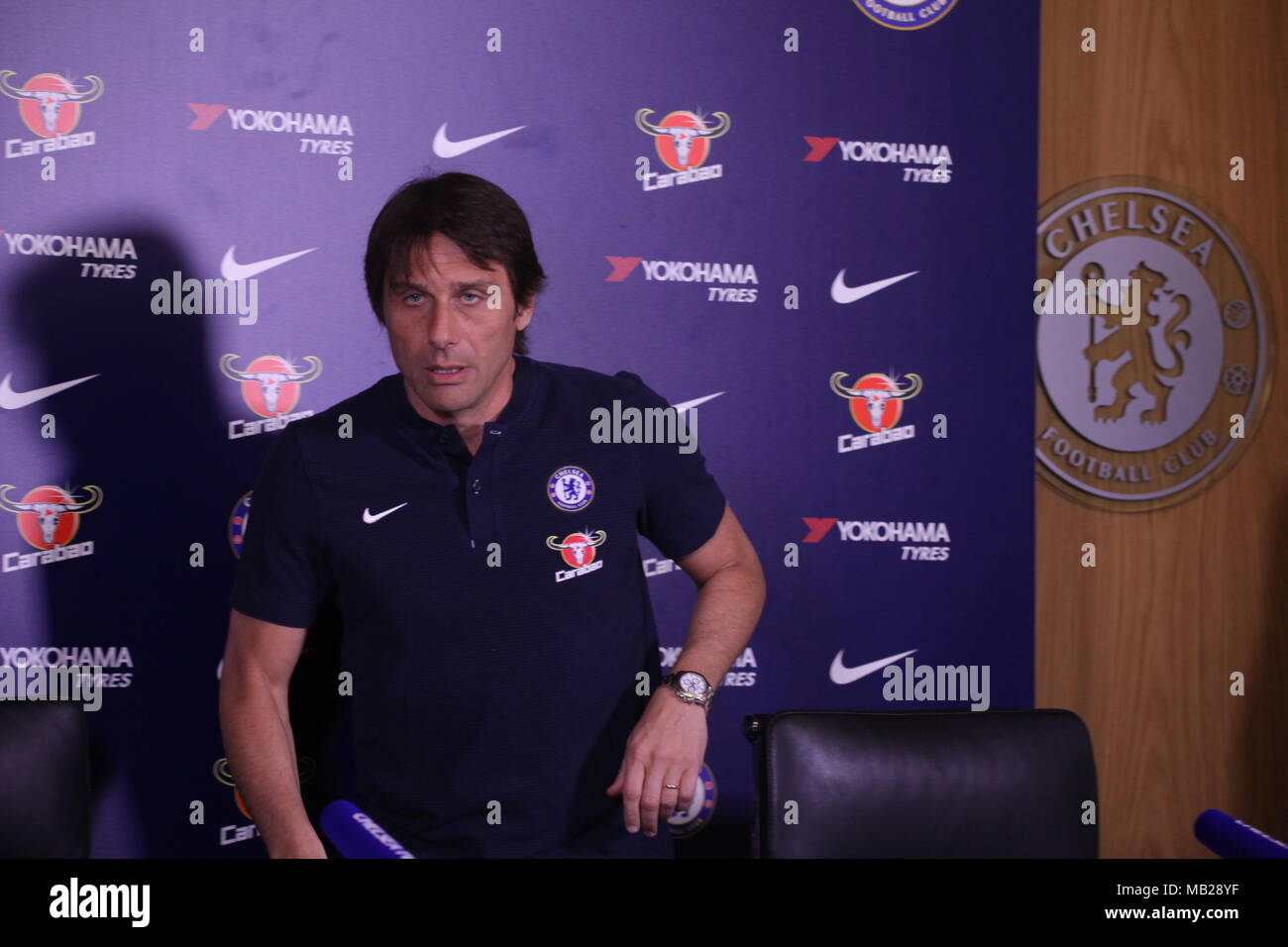 Cobham, Surrey, Regno Unito 6 apr, 2018 Antonio Conte, il Chelsea Football Club Manager, discute il suo team prospettive in Premier League contro il West Ham United FC., domenica. Credito: Motofoto/Alamy Live News Foto Stock