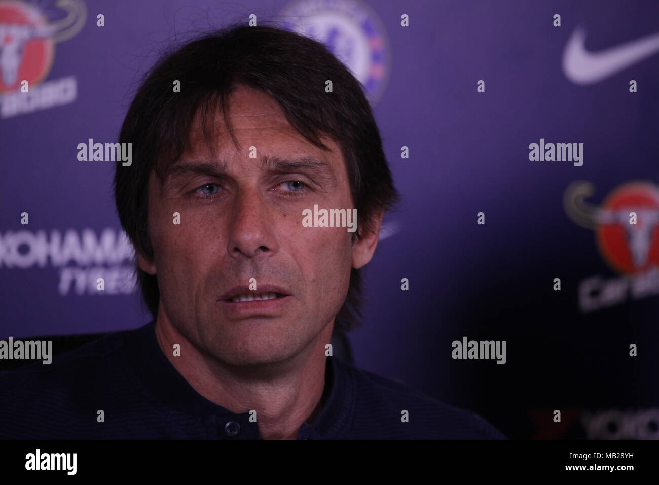 Cobham, Surrey, Regno Unito 6 apr, 2018 Antonio Conte, il Chelsea Football Club Manager, discute il suo team prospettive in Premier League contro il West Ham United FC., domenica. Credito: Motofoto/Alamy Live News Foto Stock
