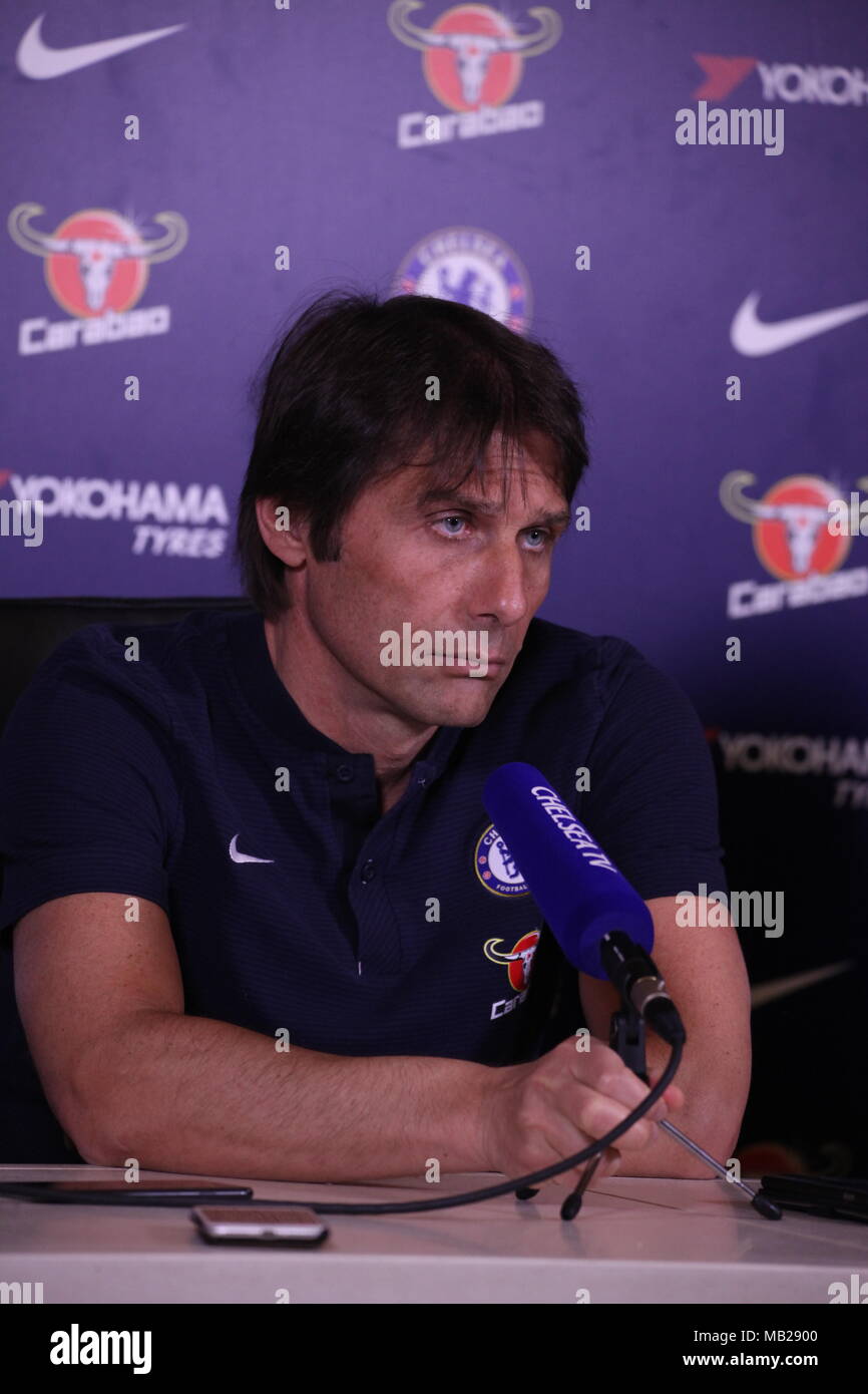 Cobham, Surrey, Regno Unito 6 apr, 2018 Antonio Conte, il Chelsea Football Club Manager, discute il suo team prospettive in Premier League contro il West Ham United FC., domenica. Credito: Motofoto/Alamy Live News Foto Stock