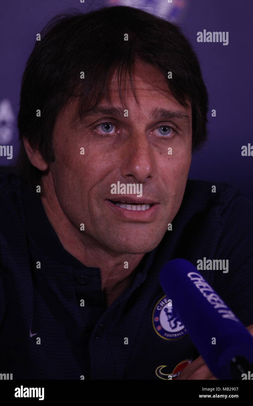 Cobham, Surrey, Regno Unito 6 apr, 2018 Antonio Conte, il Chelsea Football Club Manager, discute il suo team prospettive in Premier League contro il West Ham United FC., domenica. Credito: Motofoto/Alamy Live News Foto Stock