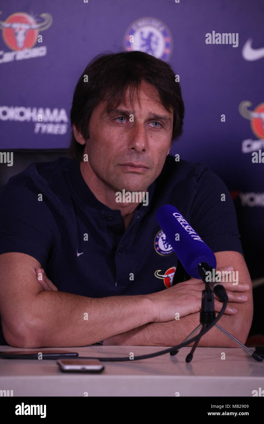 Cobham, Surrey, Regno Unito 6 apr, 2018 Antonio Conte, il Chelsea Football Club Manager, discute il suo team prospettive in Premier League contro il West Ham United FC., domenica. Credito: Motofoto/Alamy Live News Foto Stock
