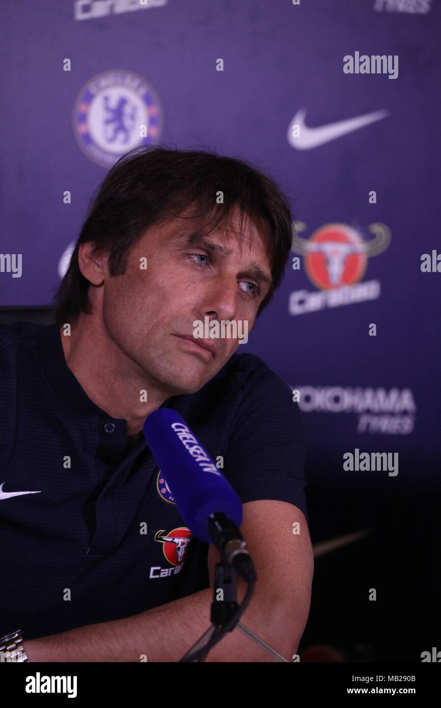 Cobham, Surrey, Regno Unito 6 apr, 2018 Antonio Conte, il Chelsea Football Club Manager, discute il suo team prospettive in Premier League contro il West Ham United FC., domenica. Credito: Motofoto/Alamy Live News Foto Stock
