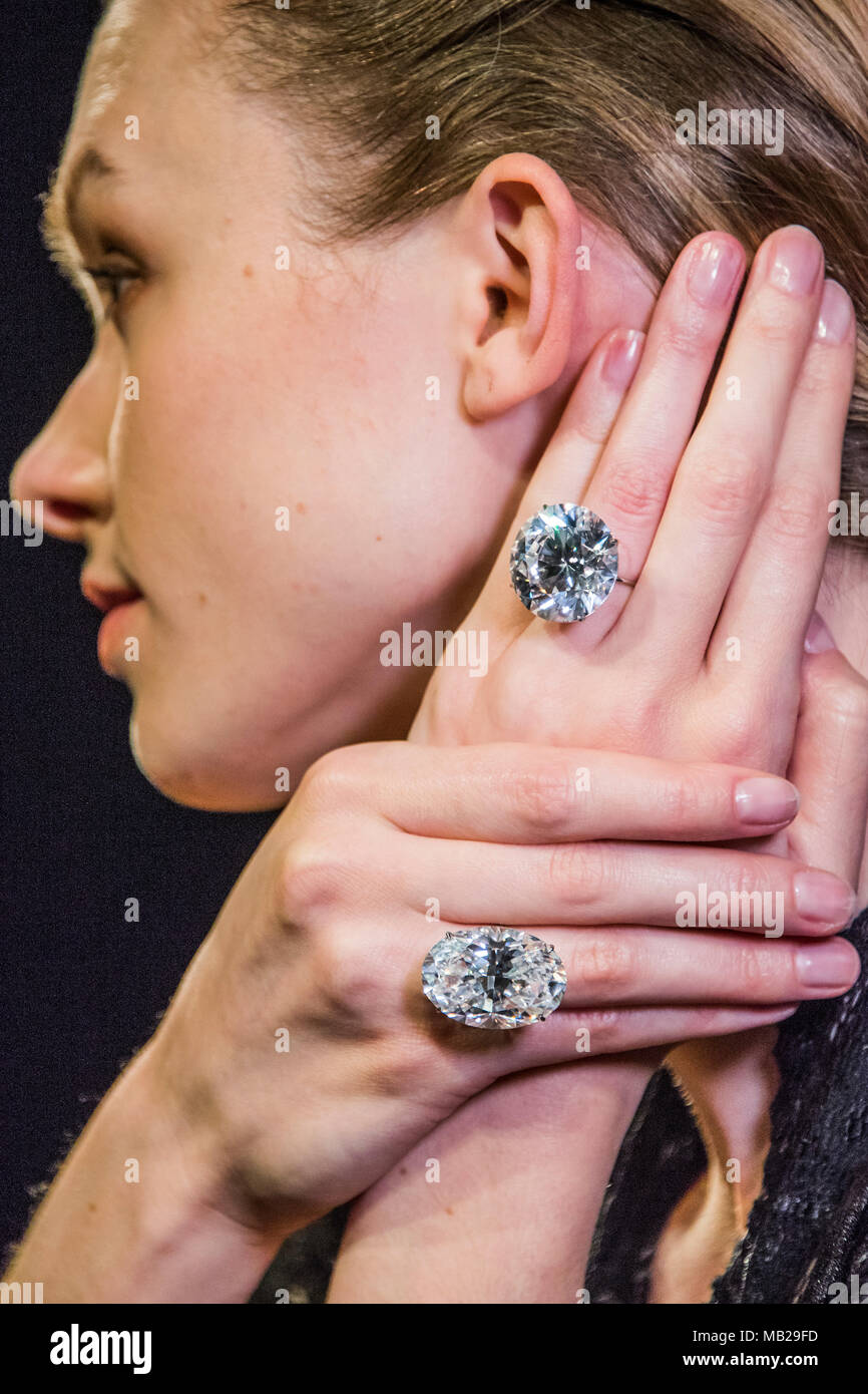 Londra, Regno Unito. 6 apr, 2018. Due diamanti, perfetto in tutti i criteri critici - colore, purezza, taglio & Carat pietre di questa dimensione e qualità ed eccezionalmente raro sul mercato. Insieme vale la pena di $ 15 milioni e singolarmente 51.71 e 50.39 carati - erano sul display da Sotheby's New Bond Street, Londra. Credito: Guy Bell/Alamy Live News Foto Stock