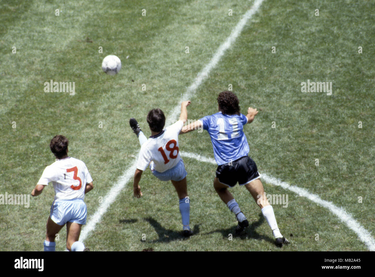 Coppa del Mondo FIFA - Messico 1986 22.6.1986, Estadio Azteca, Messico, D.F. Quarti di finale Argentina v Inghilterra. Inghilterra Steve Hodge ha, sotto presseure dall Argentina Jorge Valdano, riproduce la palla a Peter Shilton. Diego Maradona rubacchiato in al cliente la famosa "mano di Dio' obiettivo. OBS. Dopo questo telaio ho messo la telecamera verso il basso per una seconda lettura del gioco in modo che Peter Shilton sarebbe facilmente raccogliere la palla. È stato il peggior errore della mia carriera professionale - ho perso la foto di una vita. Foto Stock