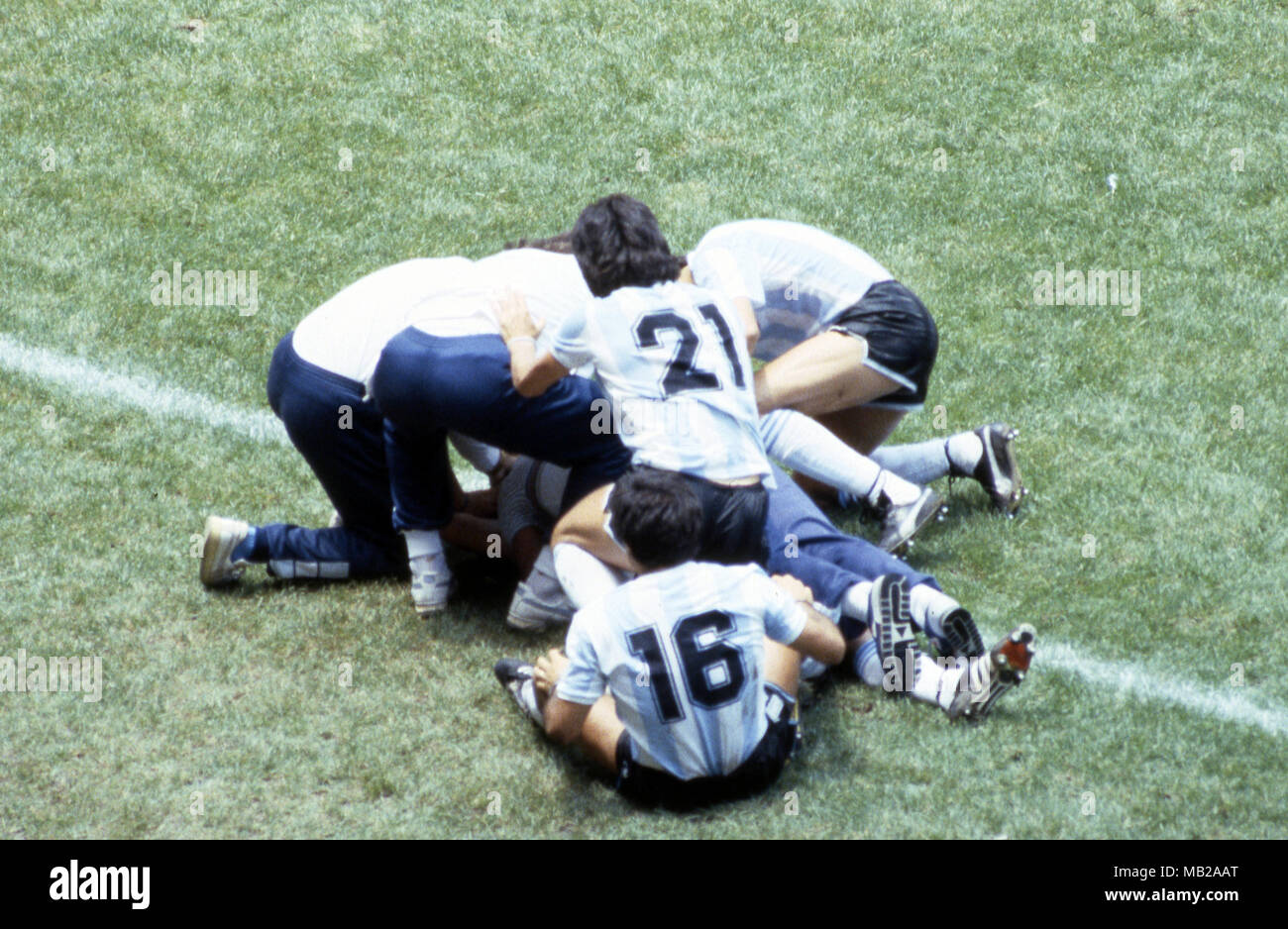 Coppa del Mondo FIFA - Messico 1986 29.6.1986, Estadio Azteca, Messico, D.F. Argentina finale v Germania Ovest. Jorge Valdano ha segnato il secondo obiettivo per l'Argentina e festeggia con i compagni di team nella parte anteriore del banco. Foto Stock