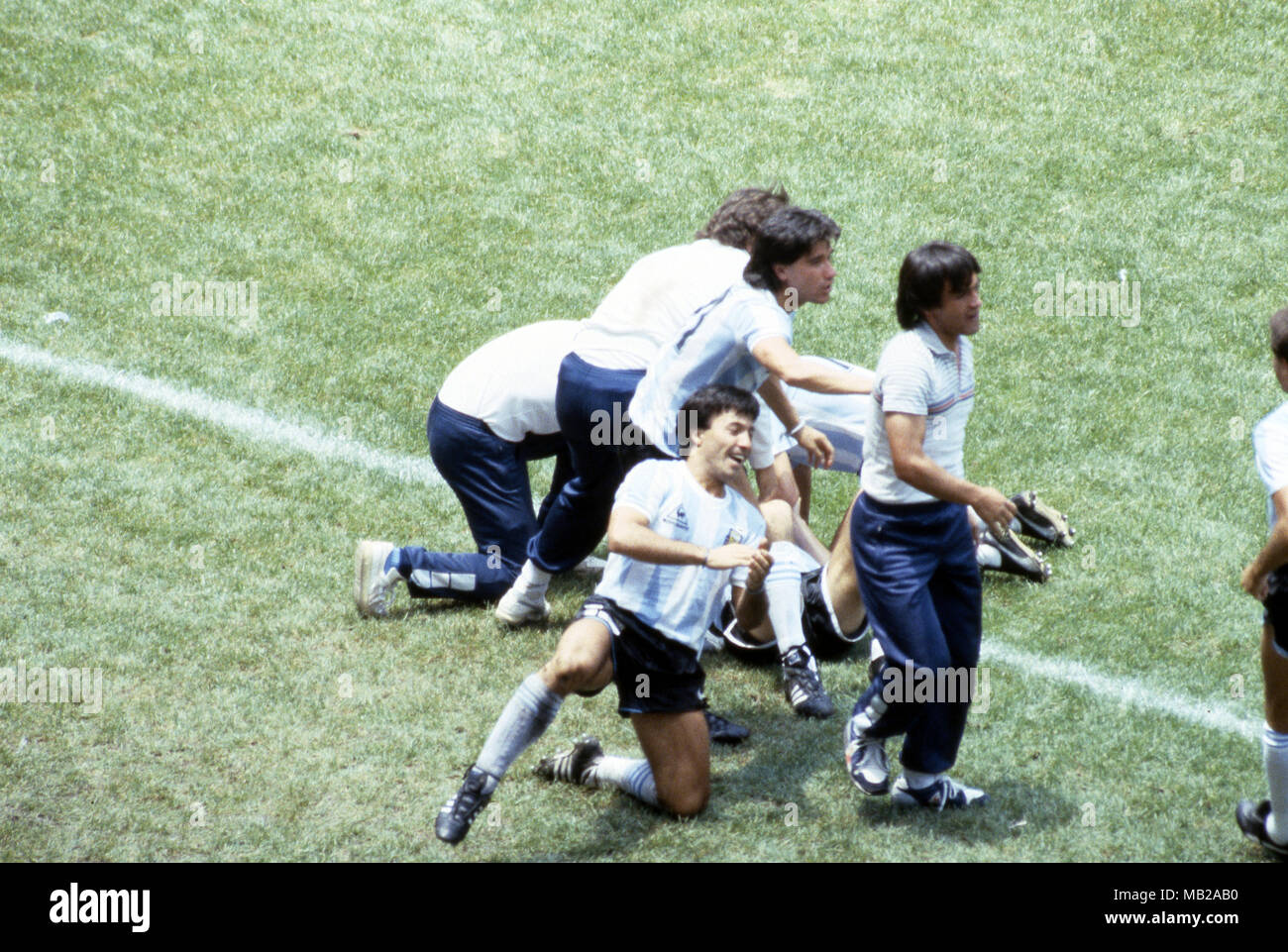 Coppa del Mondo FIFA - Messico 1986 29.6.1986, Estadio Azteca, Messico, D.F. Argentina finale v Germania Ovest. Jorge Valdano ha segnato il secondo obiettivo per l'Argentina e festeggia con i compagni di team nella parte anteriore del banco. Di fronte Julio Olarticoechea & Marcelo Trobbiani. Foto Stock