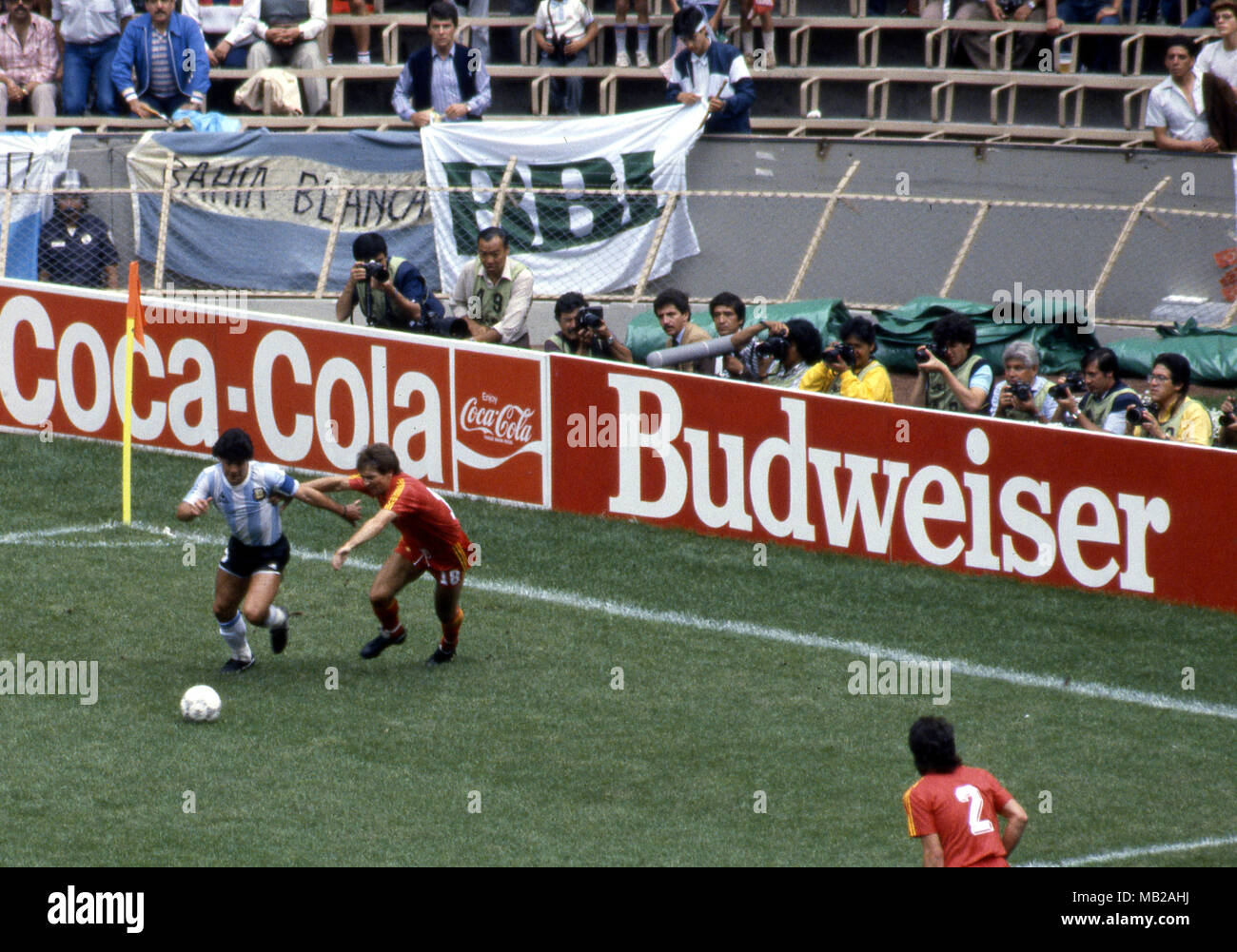 Coppa del Mondo FIFA - Messico 1986 25.6.1986, Estadio Azteca, Messico, D.F. Semi-finale Argentina v Belgio. Diego Maradona (Argentina) v Danny Veyt (Belgio). Foto Stock