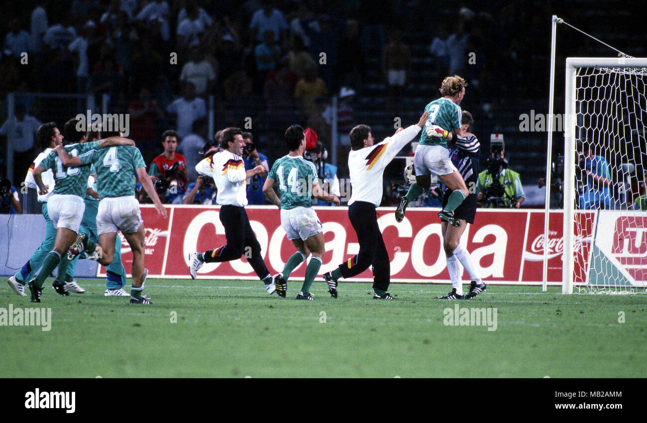 Coppa del Mondo FIFA - Italia 1990 (Italia 1990) 4.7.1990, Stadio Delle Alpi, Torino, Italia. Semi-finale Germania Ovest v Inghilterra. I giocatori tedeschi celebrare la vittoria sulle sanzioni da palificate sulla parte superiore delle portiere Bodo Illgner. Foto Stock