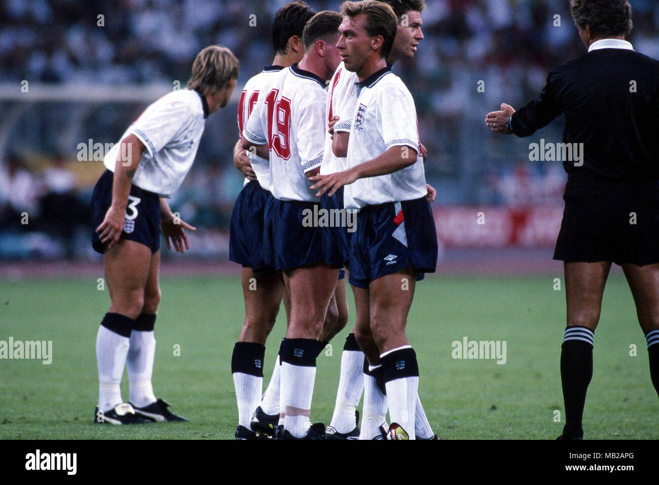 Coppa del Mondo FIFA - Italia 1990 (Italia 1990) 4.7.1990, Stadio Delle Alpi, Torino, Italia. Semi-finale Germania Ovest v Inghilterra. David Platt dirigere l'Inghilterra a parete, accanto a lui è Chris Waddle. Foto Stock