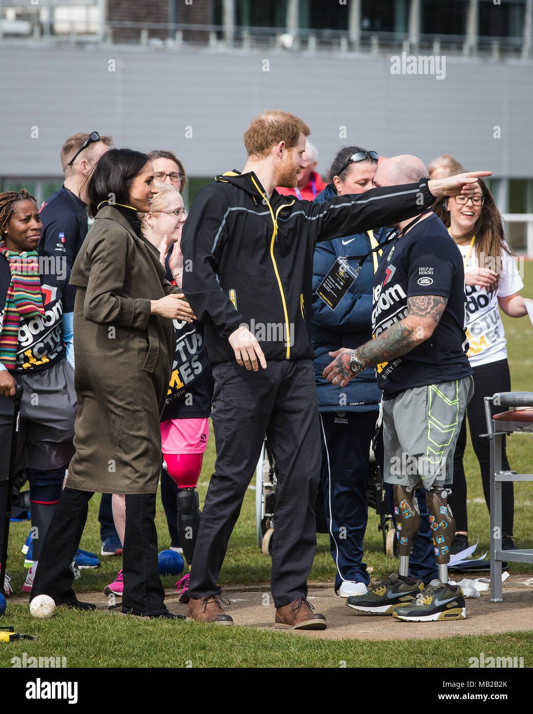Bath, Regno Unito. 6 Aprile, 2018. Il principe Harry e Meghan Markle presso l Università di Bath University Sport villaggio formazione frequentando il team britannico prove per il 2018 Invictus giochi. Questo anno di Invictus Games si terrà a Sydney in Australia in ottobre 2018 Credit: David Betteridge/Alamy Live News Foto Stock Bath, Regno Unito. 6 Aprile, 2018. Il principe Harry e Meghan Markle presso l Università di Bath University Sport villaggio formazione frequentando il team britannico prove per il 2018 Invictus giochi. Questo anno di Invictus Games si terrà a Sydney in Australia in ottobre 2018 Credit: David Betteridge/Alamy Live News Foto Stock