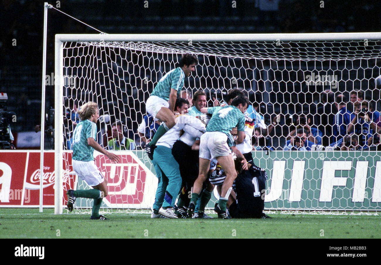 Coppa del Mondo FIFA - Italia 1990 (Italia 1990) 4.7.1990, Stadio Delle Alpi, Torino, Italia. Semi-finale Germania Ovest v Inghilterra. I giocatori tedeschi celebrare la vittoria sulle sanzioni da palificate sulla parte superiore delle portiere Bodo Illgner. Foto Stock