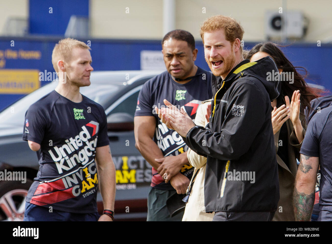 Bath, Regno Unito. 6 Aprile, 2018. Il principe Harry e Meghan Markle sono ritratte all'Università di Bath corsi sportivi Village come frequentano il team britannico prove per il 2018 Invictus giochi. I giochi sono un evento sportivo di feriti servizio attivo e il veterano membri di servizio, 500 concorrenti provenienti da 18 nazioni si sfideranno in 11 sport adattativo in questo anno di Invictus Games che si terrà a Sydney in Australia in ottobre 2018. Credito: lynchpics/Alamy Live News Foto Stock