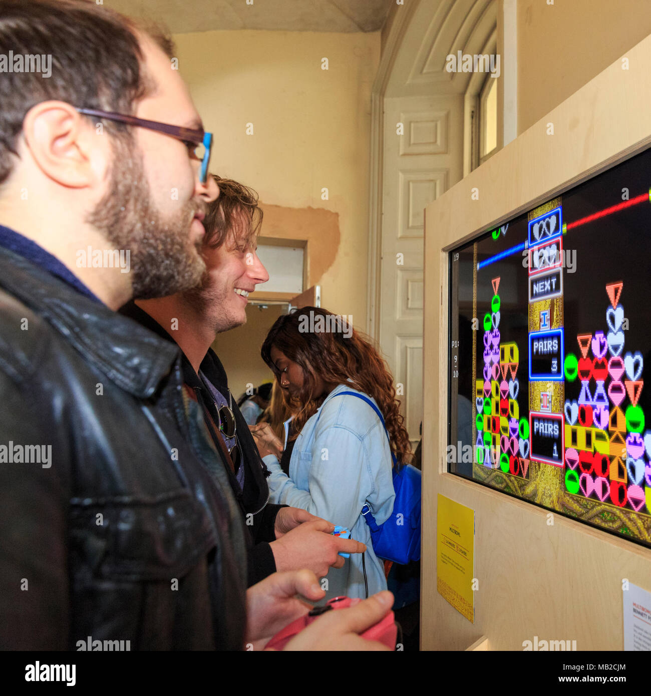 La Somerset House, Londra, 6 aprile 2018. I visitatori e soprattutto i bambini godono di interagire con i giochi. Ora giocare questa è una mostra interattiva e il festival del design di gioco, che si apre oggi a Somerset House di Londra Centrale. Credito: Imageplotter News e sport/Alamy Live News Foto Stock