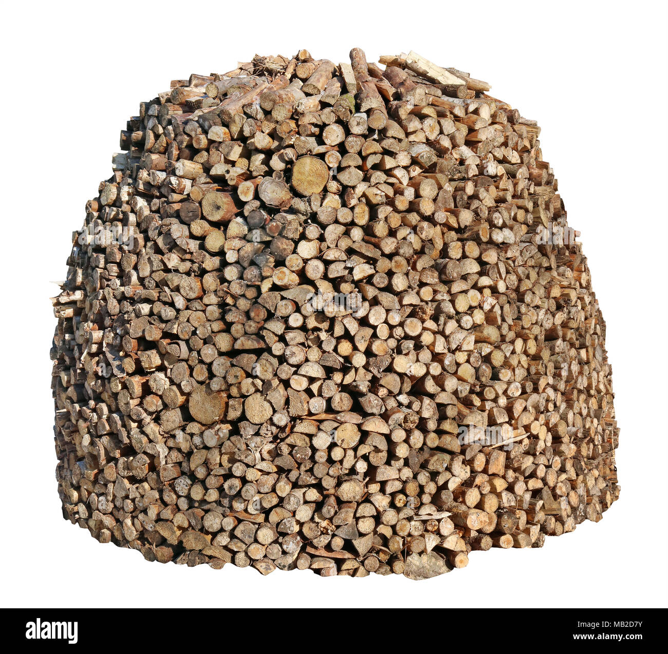 Un bel big woodpile è realizzato in legno per un paese di bath. Isolato su bianco outdoor oggetto rurale. Ssunny giornata di primavera Foto Stock