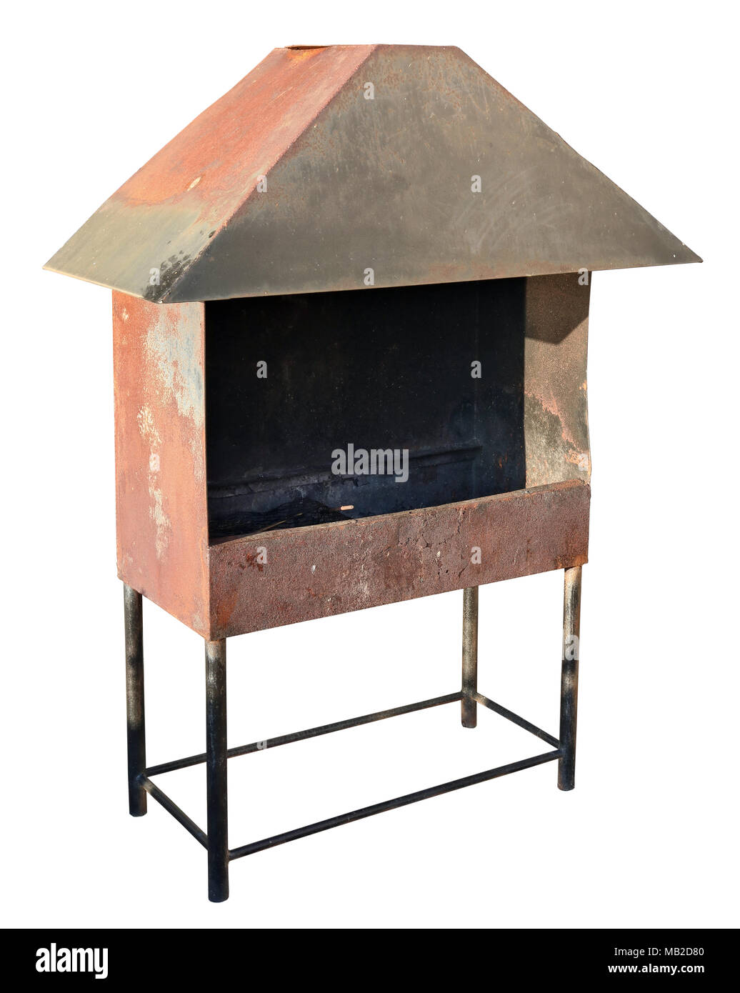 Grill barbecue è costituito da fogli di metallo in forma di un piccolo agriturismo. Isolato su bianco con pathc. Giornata di sole outdoor shot Foto Stock