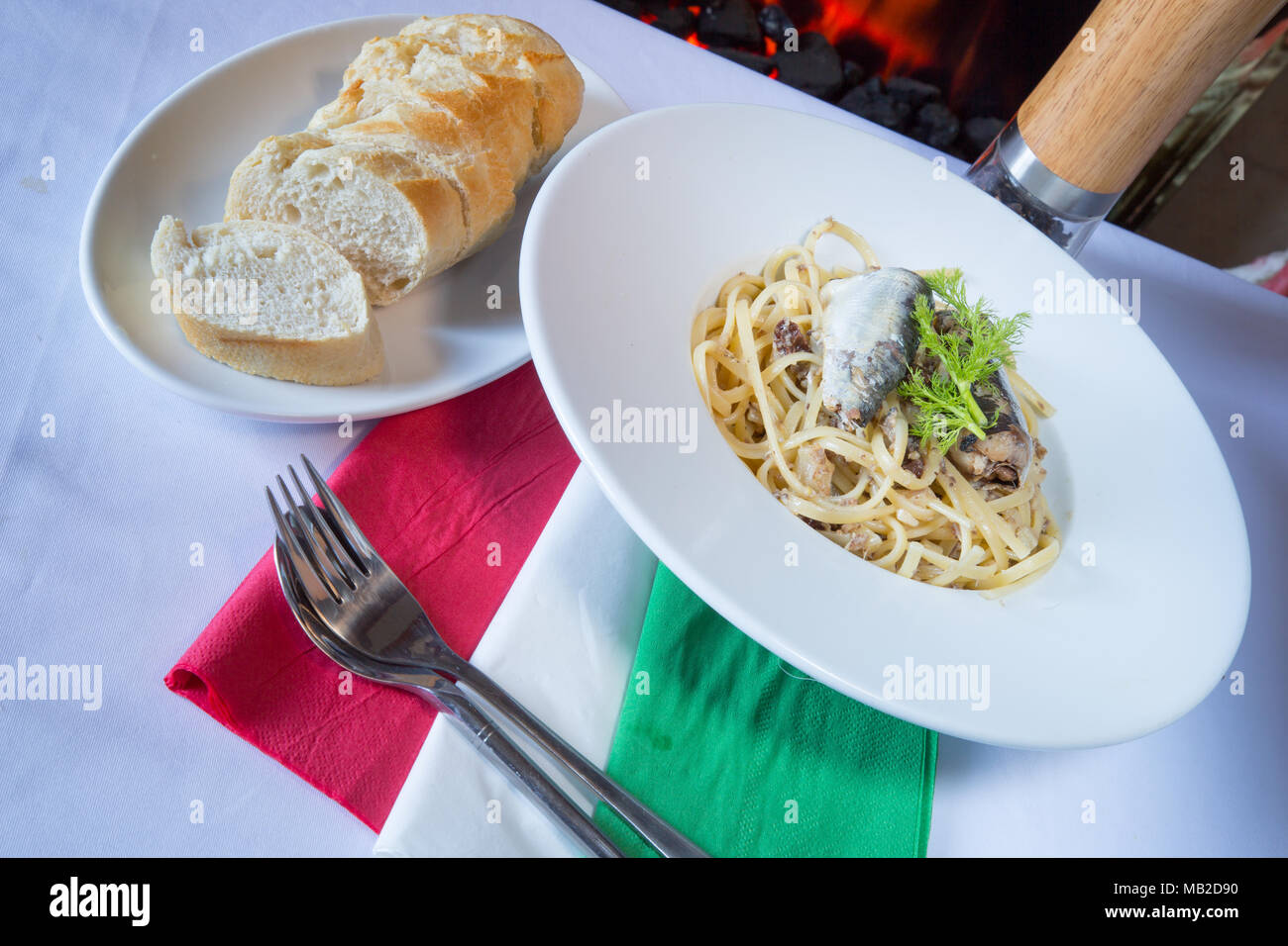 Un tradizionale siciliana di piatto di pasta con le sarde, le sardine e le linguine Foto Stock