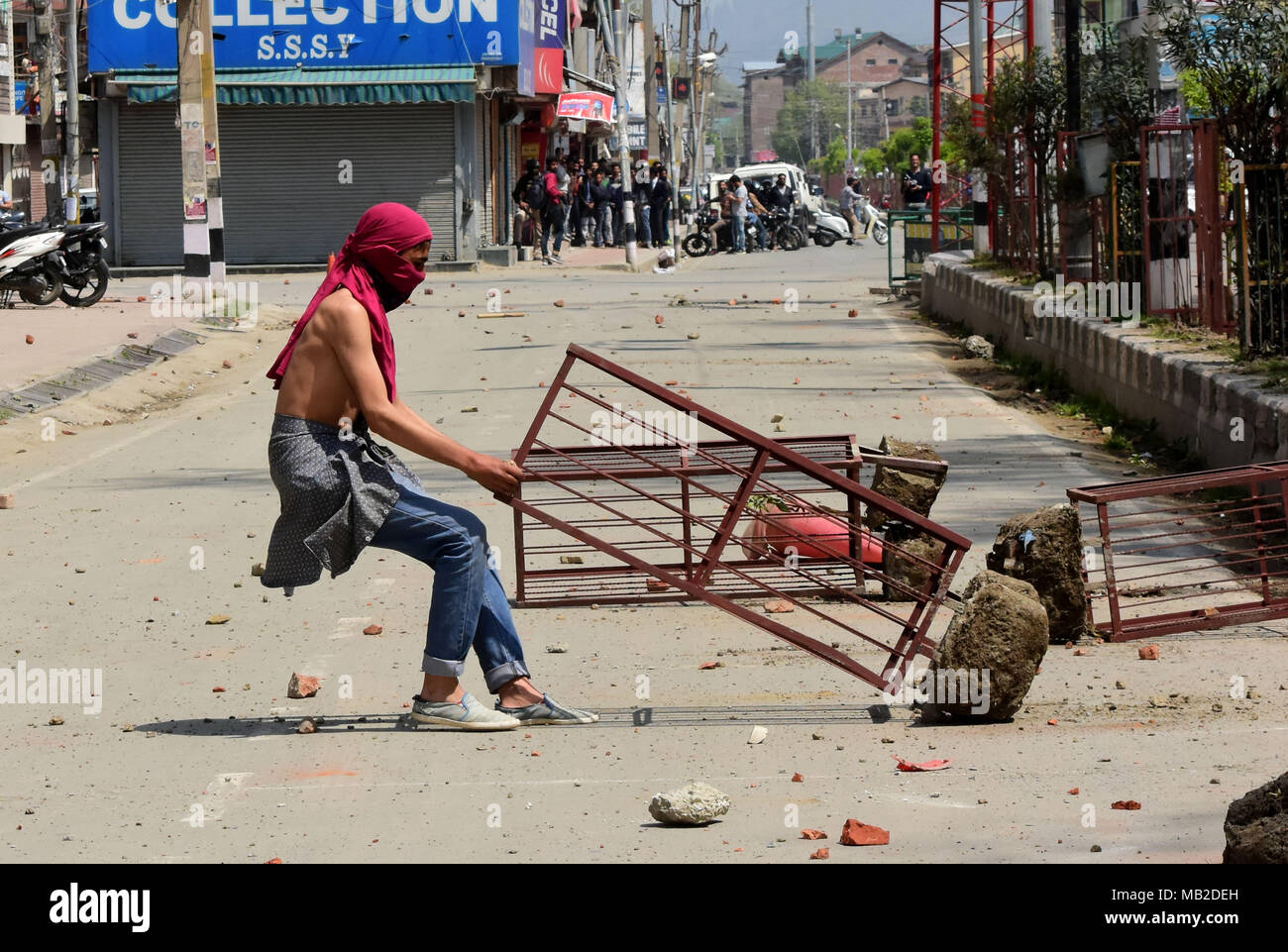 Srinagar, India. 05 apr, 2018. Gli studenti si scontrano con le forze indiane a Srinagar, Adminsitered indiano Kashmir il 05 aprile 2018. Massicci scontri scoppiati in molti collegi e scuole tra gli studenti e le forze indiane oltre l uccisione di tredici militanti sospetti, cinque civili in incontri separati in Shopian quartiere di South Kashmir domenica 1 aprile 2018. Gli studenti si sono scontrati con le forze dopo le autorità hanno sollevato il coprifuoco a valle dopo quattro giorni. Credito: Muzamil Mattoo/Pacific Press/Alamy Live News Foto Stock