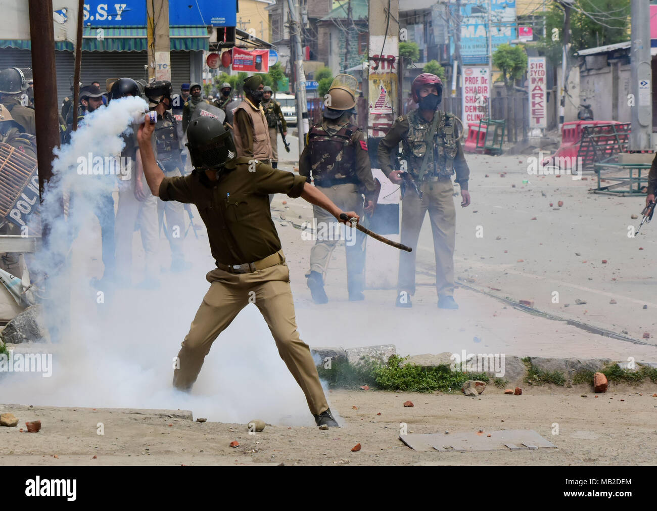 Srinagar, India. 05 apr, 2018. Gli studenti si scontrano con le forze indiane a Srinagar, Adminsitered indiano Kashmir il 05 aprile 2018. Massicci scontri scoppiati in molti collegi e scuole tra gli studenti e le forze indiane oltre l uccisione di tredici militanti sospetti, cinque civili in incontri separati in Shopian quartiere di South Kashmir domenica 1 aprile 2018. Gli studenti si sono scontrati con le forze dopo le autorità hanno sollevato il coprifuoco a valle dopo quattro giorni. Credito: Muzamil Mattoo/Pacific Press/Alamy Live News Foto Stock