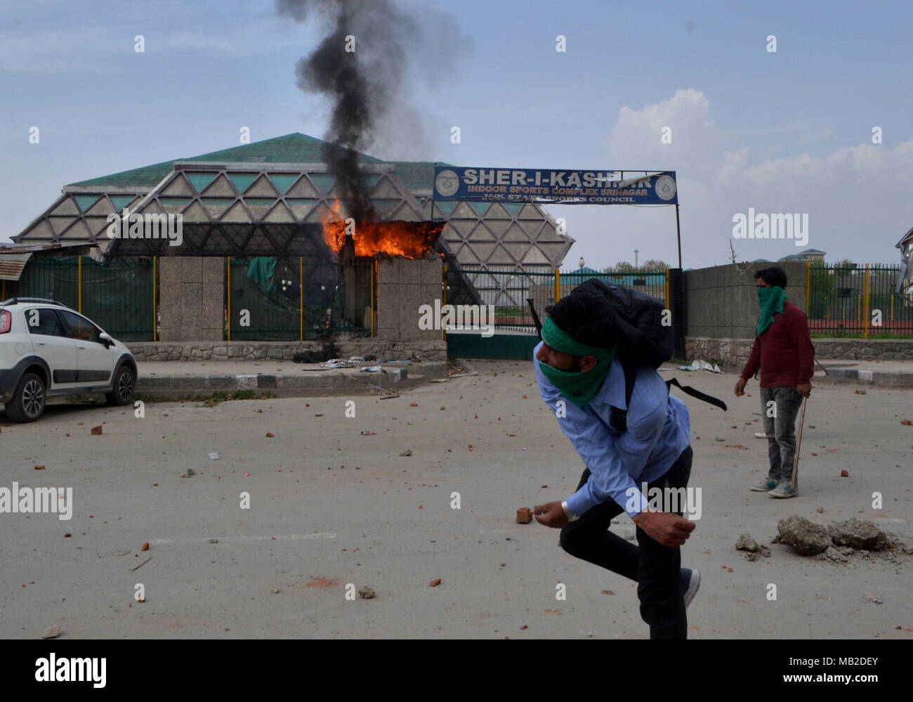 Srinagar, India. 05 apr, 2018. Gli studenti si scontrano con le forze indiane a Srinagar, Adminsitered indiano Kashmir il 05 aprile 2018. Massicci scontri scoppiati in molti collegi e scuole tra gli studenti e le forze indiane oltre l uccisione di tredici militanti sospetti, cinque civili in incontri separati in Shopian quartiere di South Kashmir domenica 1 aprile 2018. Gli studenti si sono scontrati con le forze dopo le autorità hanno sollevato il coprifuoco a valle dopo quattro giorni. Credito: Muzamil Mattoo/Pacific Press/Alamy Live News Foto Stock