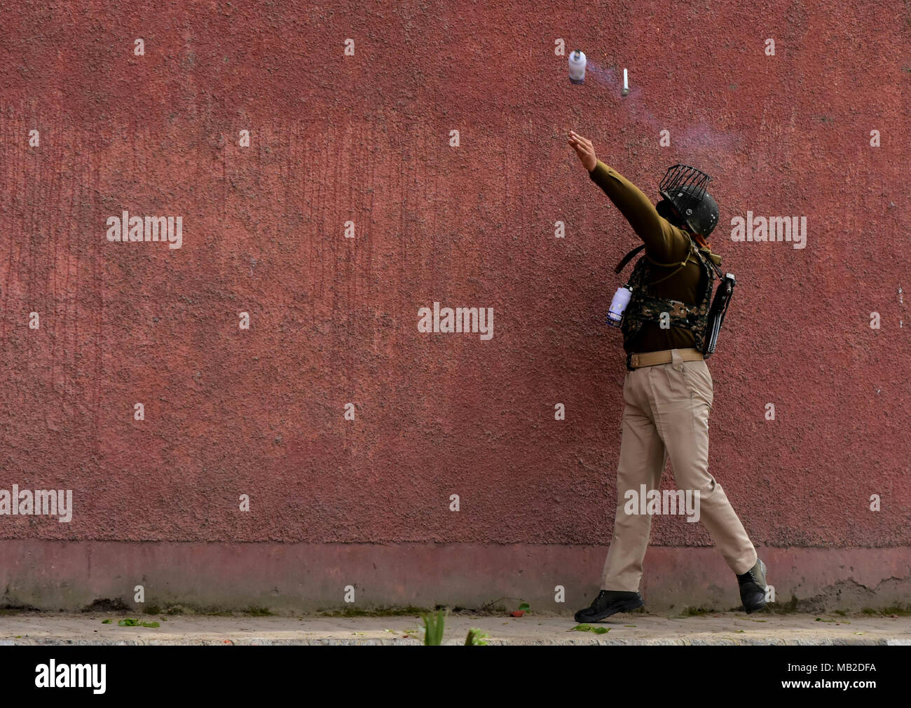 Srinagar, India. 05 apr, 2018. Gli studenti si scontrano con le forze indiane a Srinagar, Adminsitered indiano Kashmir il 05 aprile 2018. Massicci scontri scoppiati in molti collegi e scuole tra gli studenti e le forze indiane oltre l uccisione di tredici militanti sospetti, cinque civili in incontri separati in Shopian quartiere di South Kashmir domenica 1 aprile 2018. Gli studenti si sono scontrati con le forze dopo le autorità hanno sollevato il coprifuoco a valle dopo quattro giorni. Credito: Muzamil Mattoo/Pacific Press/Alamy Live News Foto Stock