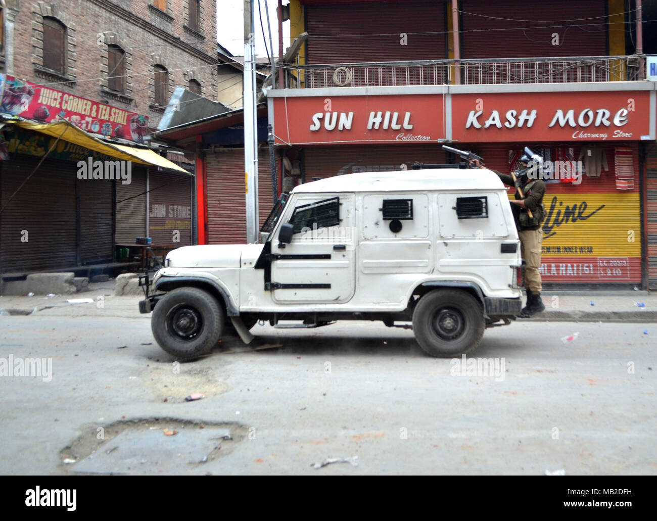 Srinagar, India. 05 apr, 2018. Gli studenti si scontrano con le forze indiane a Srinagar, Adminsitered indiano Kashmir il 05 aprile 2018. Massicci scontri scoppiati in molti collegi e scuole tra gli studenti e le forze indiane oltre l uccisione di tredici militanti sospetti, cinque civili in incontri separati in Shopian quartiere di South Kashmir domenica 1 aprile 2018. Gli studenti si sono scontrati con le forze dopo le autorità hanno sollevato il coprifuoco a valle dopo quattro giorni. Credito: Muzamil Mattoo/Pacific Press/Alamy Live News Foto Stock