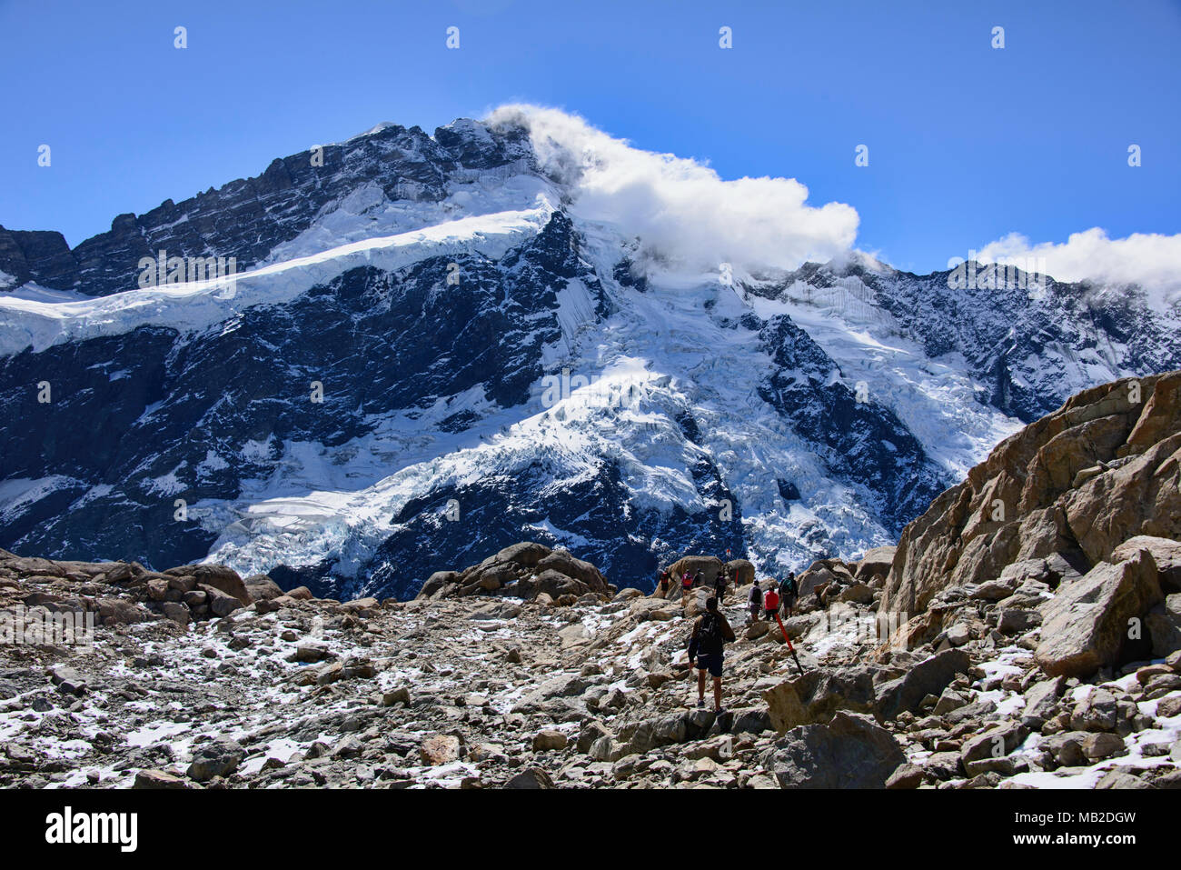Mount Cook sorge sopra il Hooker Valley, Alpi del Sud, Nuova Zelanda Foto Stock