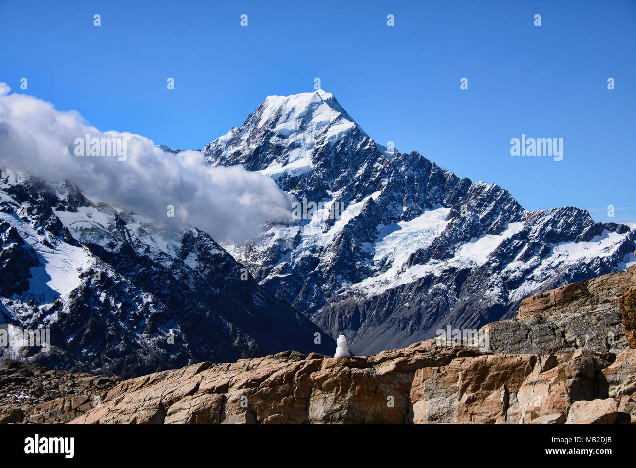 Mount Cook sorge sopra il Hooker Valley, Alpi del Sud, Nuova Zelanda Foto Stock