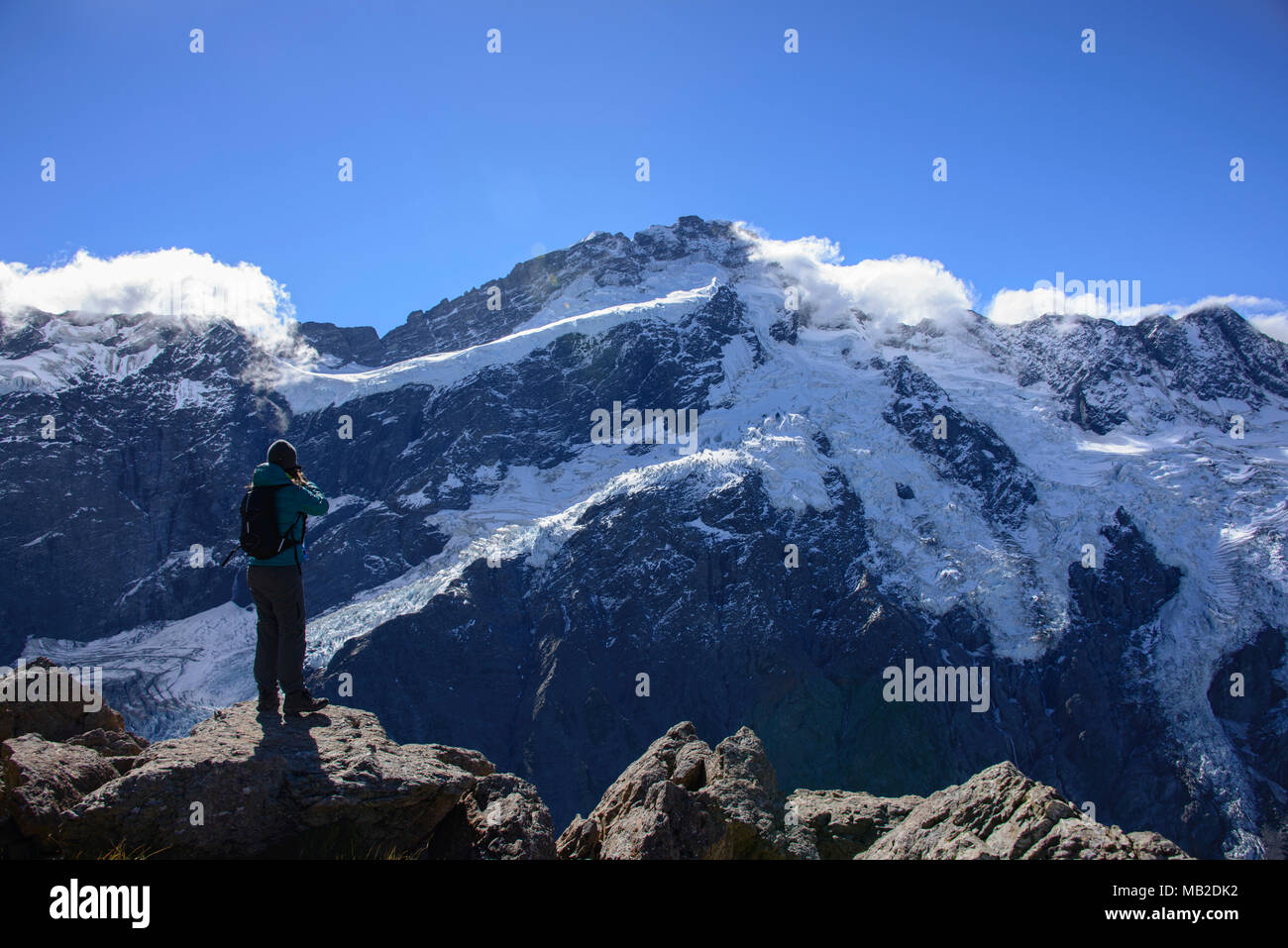 Mount Cook sorge sopra il Hooker Valley, Alpi del Sud, Nuova Zelanda Foto Stock