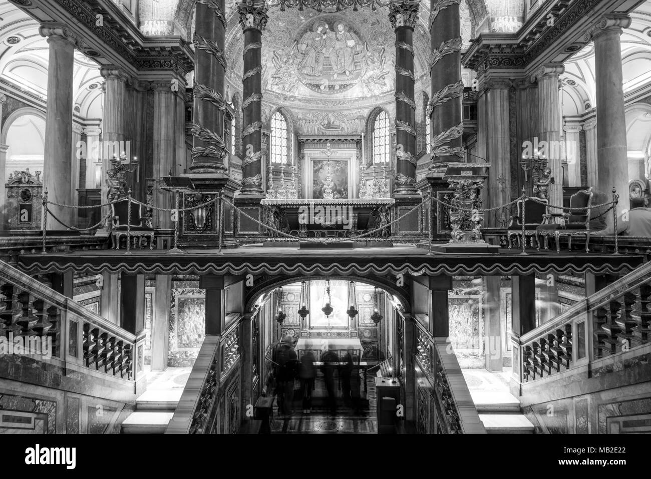 Roma, Italia, Marzo 07, 2018: foto in bianco e nero dell'altare dentro la chiesa di Santa Maria Maggiore, importante eredità di Roma, Italia Foto Stock