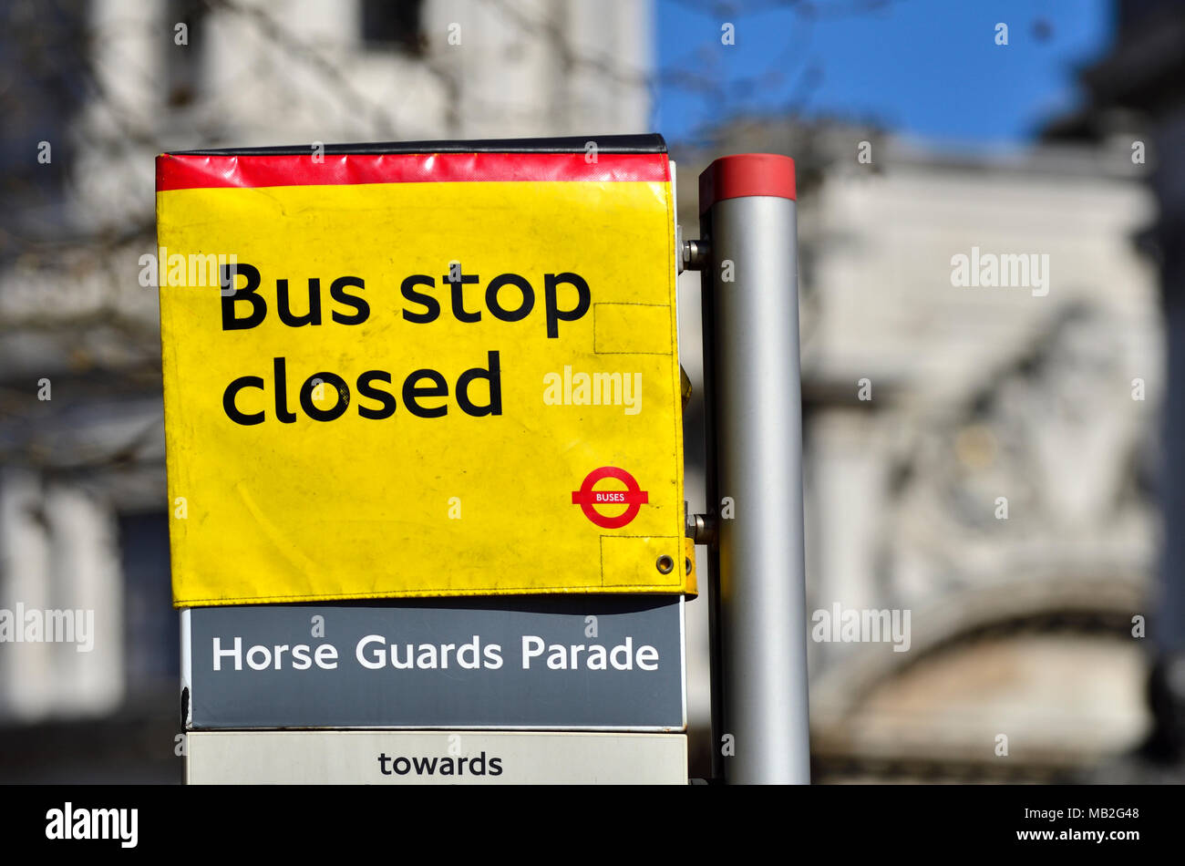 Londra, Inghilterra, Regno Unito. "Fermata Bus chiuso' segno alla sfilata delle Guardie a Cavallo Foto Stock