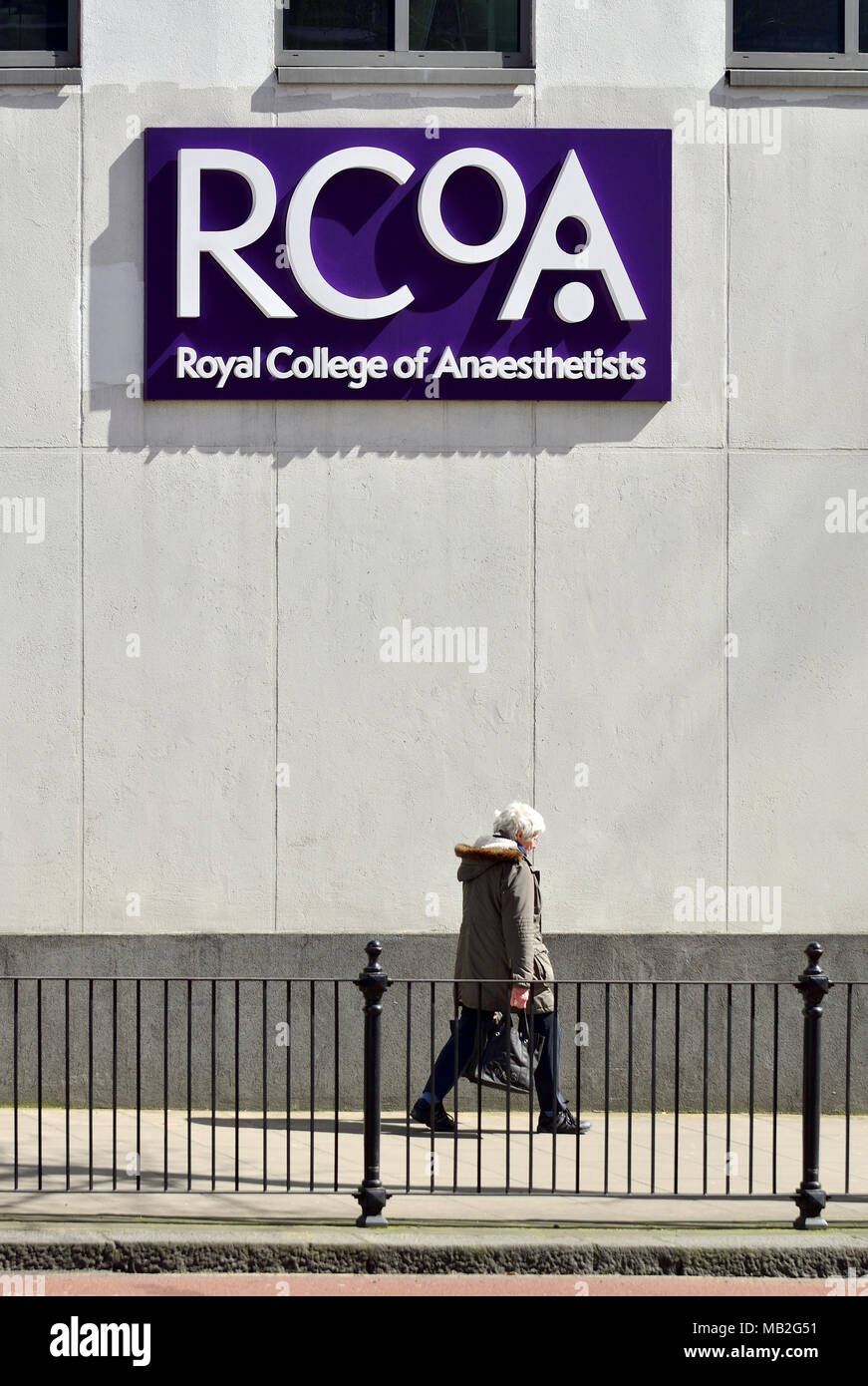 Londra, Inghilterra, Regno Unito. Royal College of anestesisti ecc, Churchill House, Red Lion Square Foto Stock