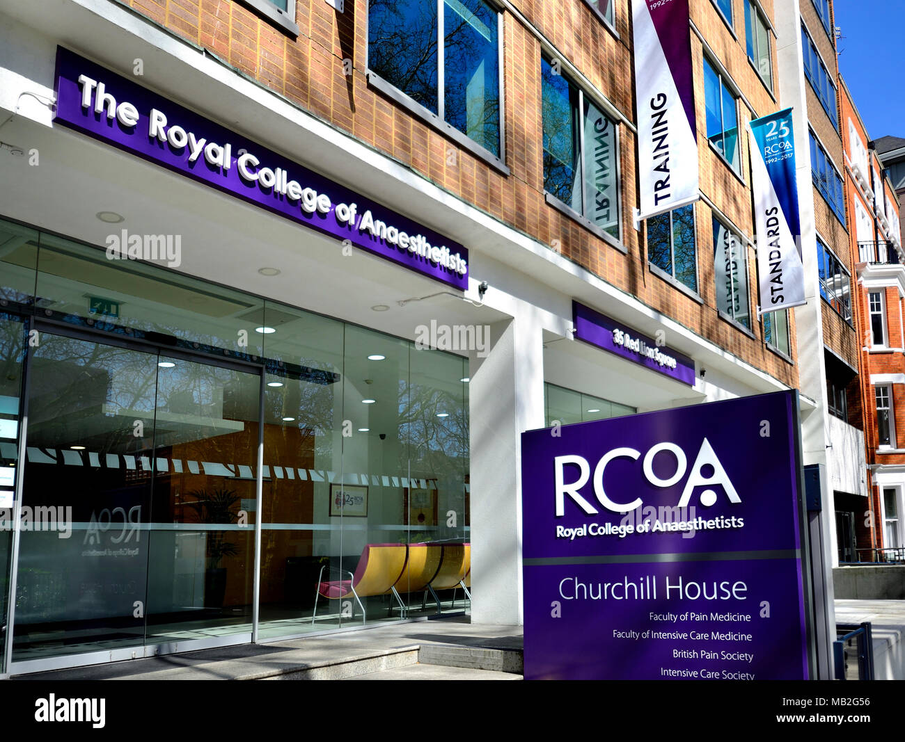 Londra, Inghilterra, Regno Unito. Royal College of anestesisti ecc, Churchill House, Red Lion Square Foto Stock
