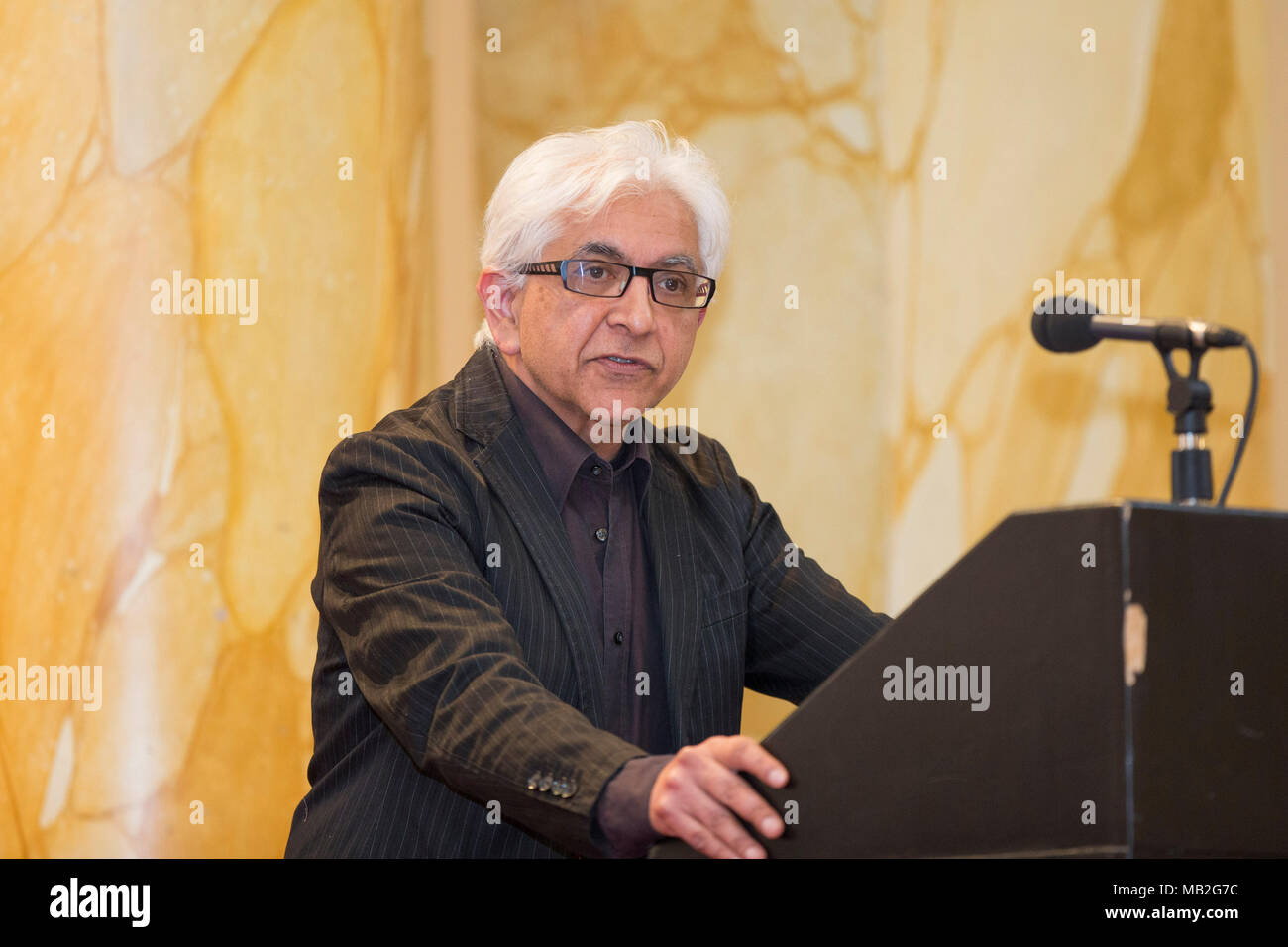 Il professor Stefano Seth di orafi, Università di Londra, intervenendo a una conferenza al Municipio di Cardiff, 27 marzo 2018. Foto Stock